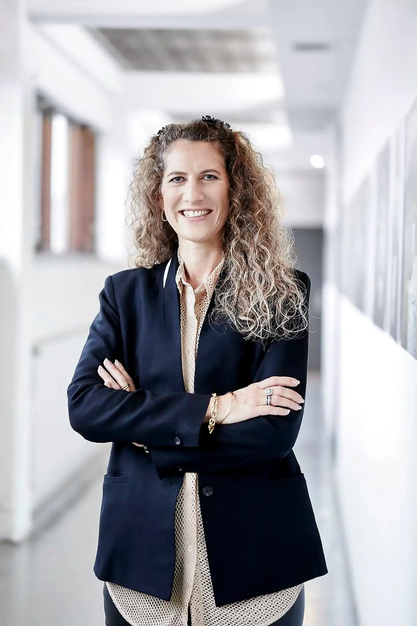 Helle Busck Fensvig, ejer og administrerende direktør i boghandlerkæden Arnold Busck, besluttede fredag at lukke de sidste af kædens 29 fysiske butikker i Danmark og sende medarbejderne hjem. Hun håber, at regeringens hjælpepakker og fortsat nethandel kan holde hånden under den 124 år gamle boghandel i den kommende tid.