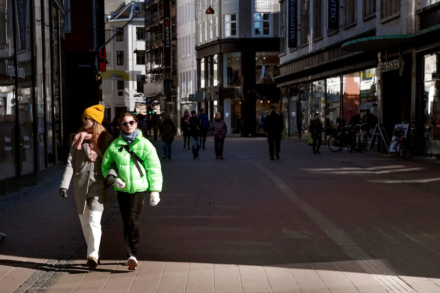 Lørdag eftermiddag tog flere københavnere en spadseretur på Strøget i berørig afstand fra hinanden, sådan som myndighederne har opfordret til. Danskerne har fuldstændig droppet shoppingturene inden for de seneste par uger, og stort set alle butikker på Strøget har lukket som konsekvens heraf.