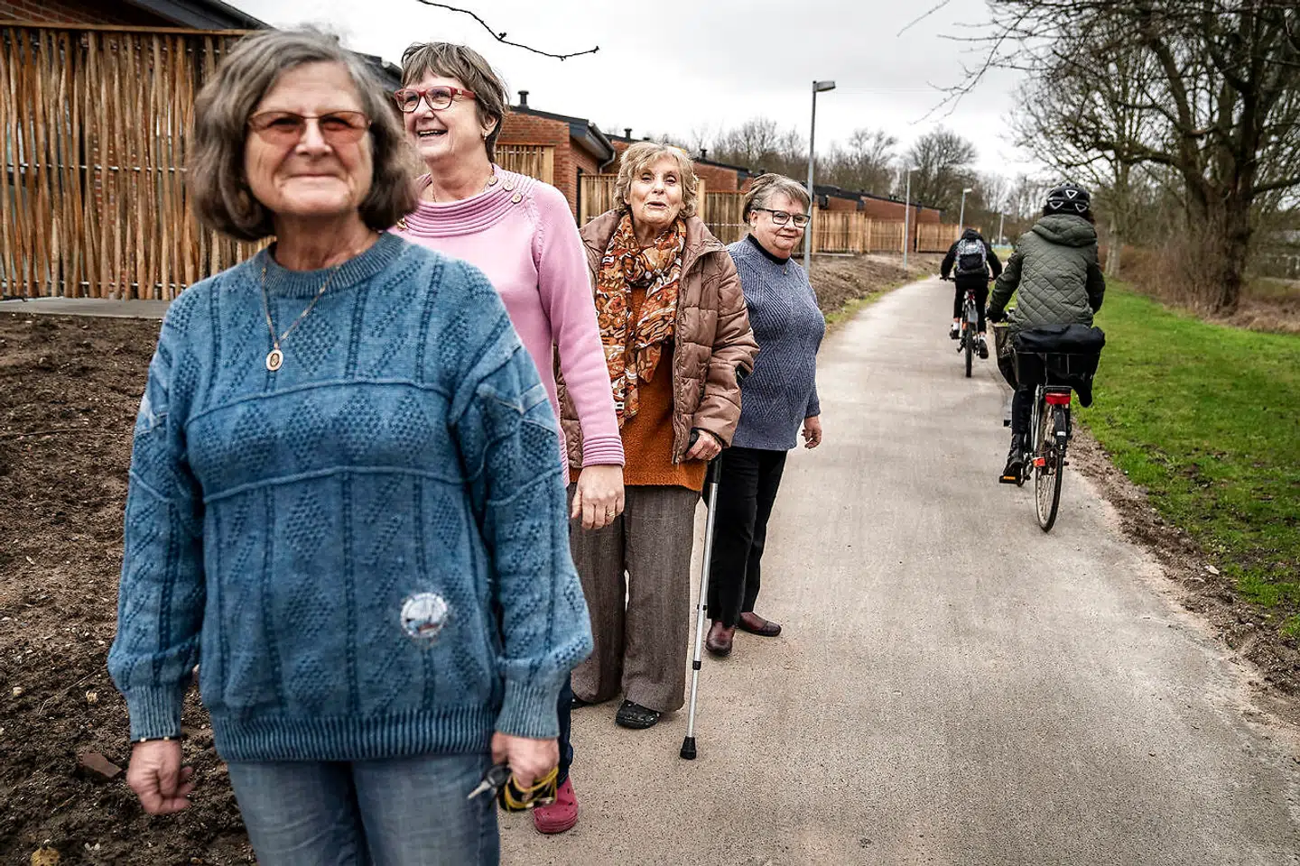 Pia Christoffersen i lyserød bluse og hendes veninder og naboer i seniorbofællesskabet Lystoftegård i Skovlunde.