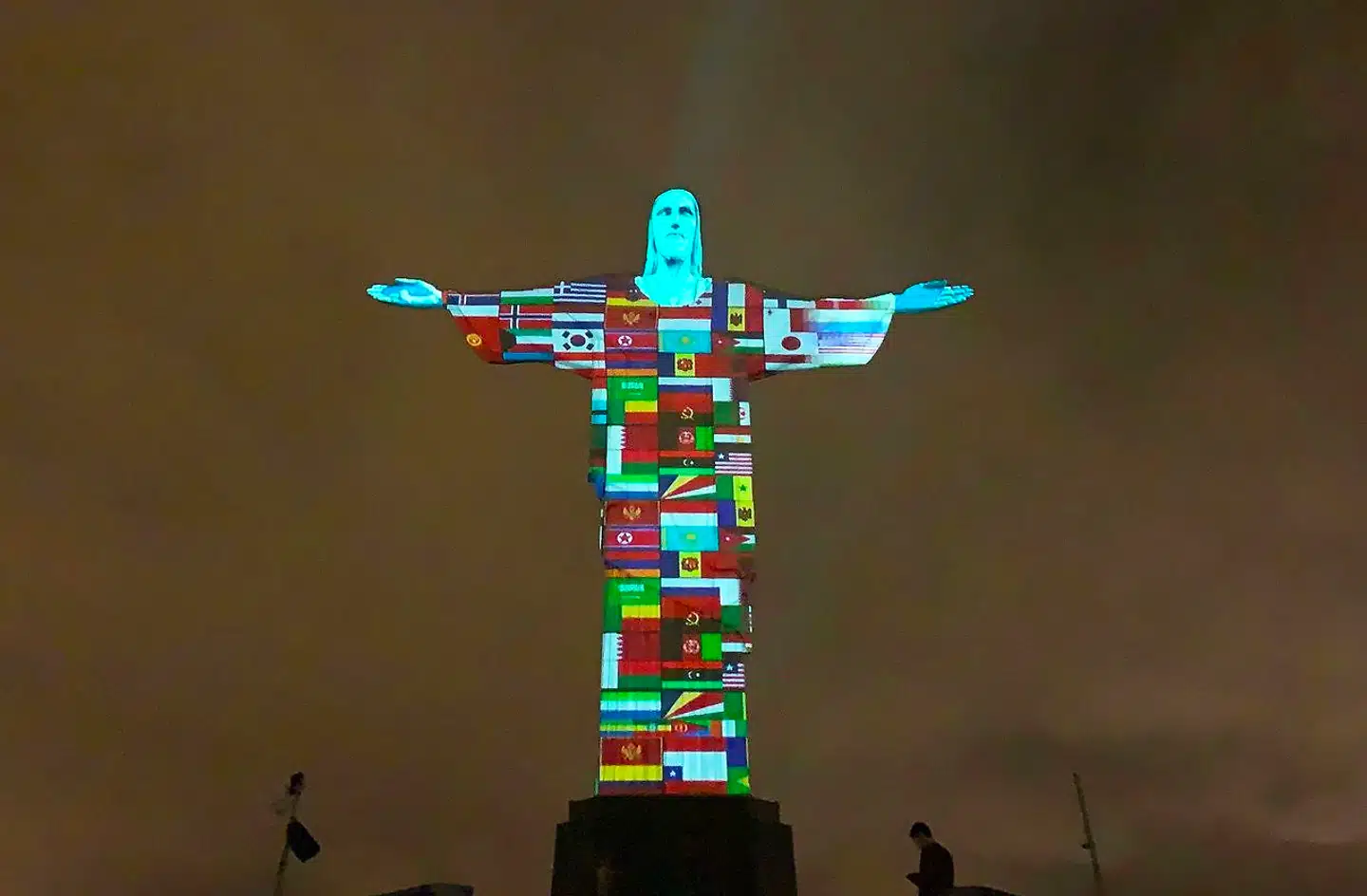 Den berømte figur af Jesus over Rio de Janeiro i Brasilien var få dage siden forsynet med flag fra landene med flest ofre for coronavirussen.
