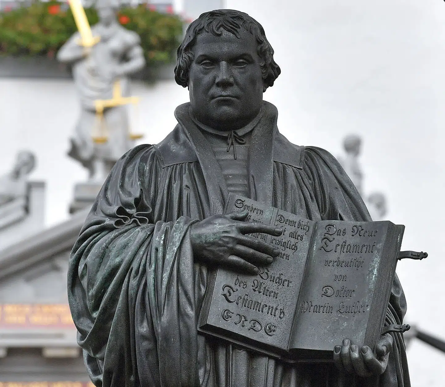 Statue af Martin Luther med sin oversættelse af Nye Testamente i hånden. Den seneste udgave på dansk hedder Den Nye Aftale og er en revideret version af oversættelsen fra 2007. Foto: AFP PHOTO / DPA / Hendrik Schmidt
