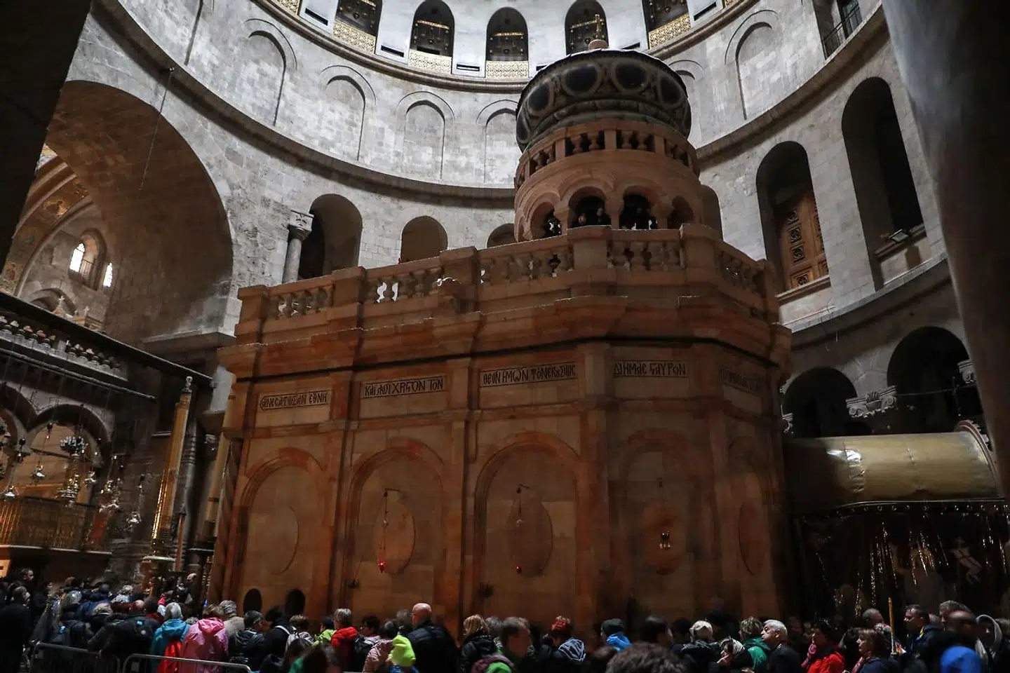 Gravkirken i Jerusalem var indtil for få dage siden fuld af mennesker. Myndighederne har nu lukket den på grund af smittefare. Foto: Ludovic MARIN / AFP