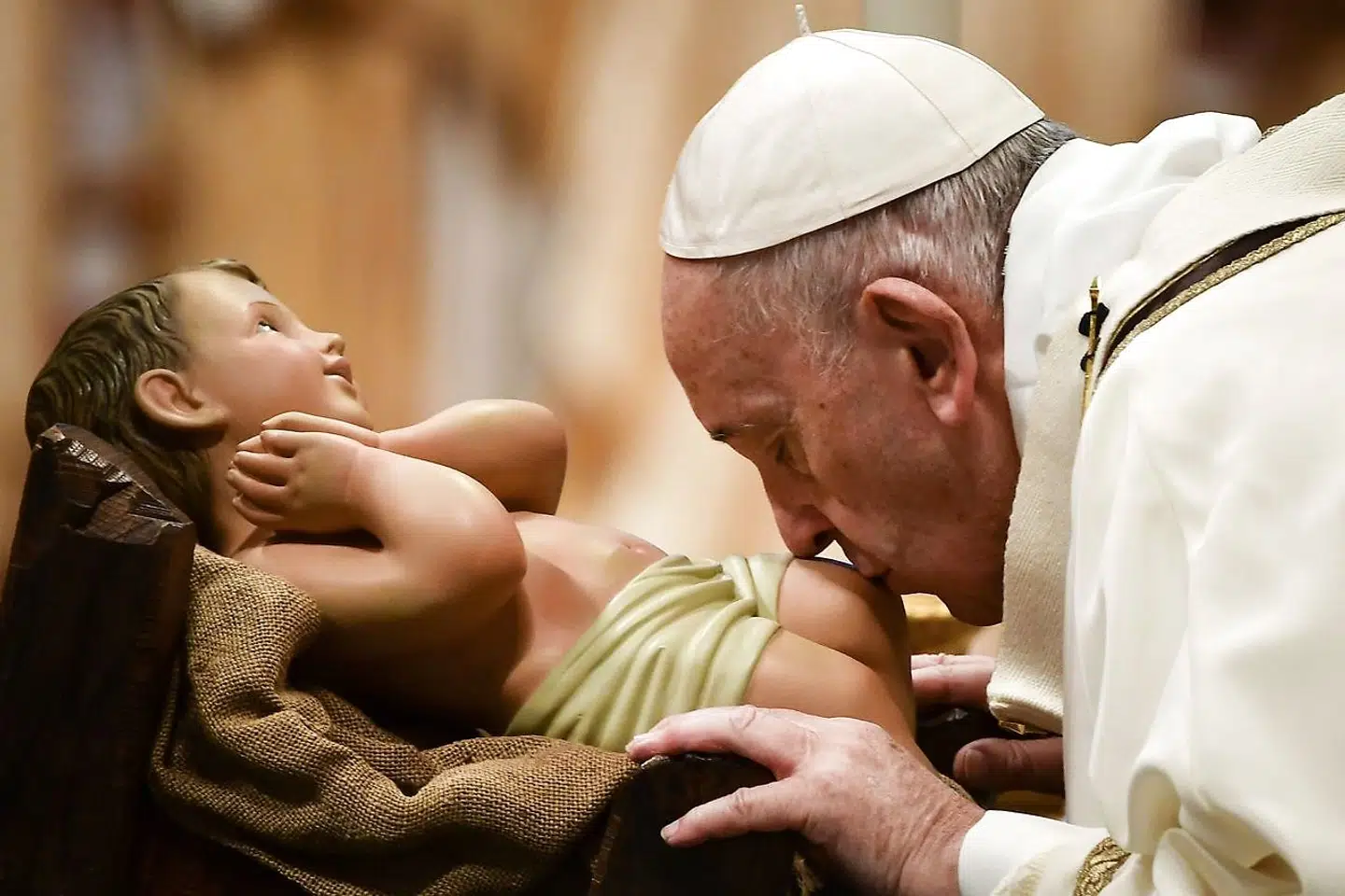 Pave Frans kysser en dukke af Jesusbarnet under en messe i januar. Barnet har ikke nødvendigvis set sådan ud i virkeligheden. Foto: Vincenzo PINTO / AFP