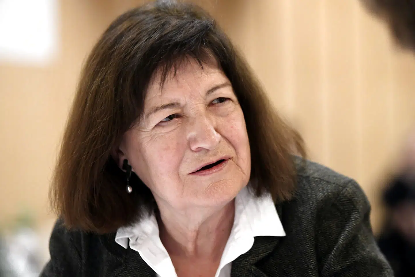 Kirsten Thorup har begået en »forførende, foruroligende og fandens fremragende roman om menneskelig forstillelse og forsvarsmekanismer, om frygt og flugt, om krig og kærlighed,« skriver Merete Reinholdt om »Indtil vanvid, indtil døden«, som hun giver seks stjerner.