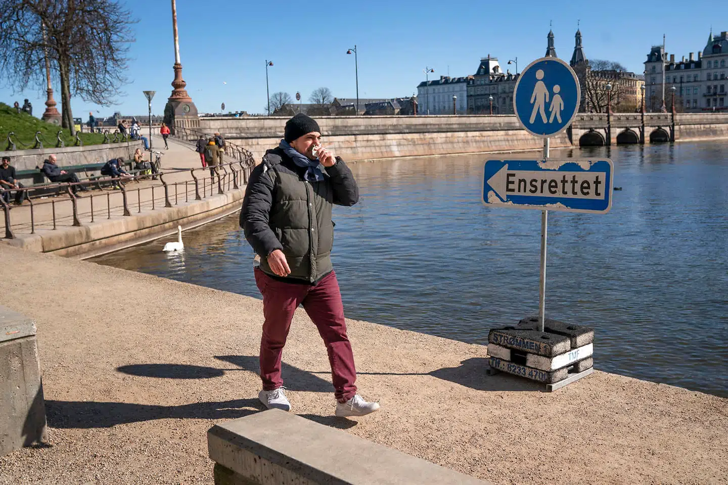 Nu må man kun gå én vej rundt om Søerne i København, og politiet og kommunen opfordrer folk til at søge væk fra befærdede områder.