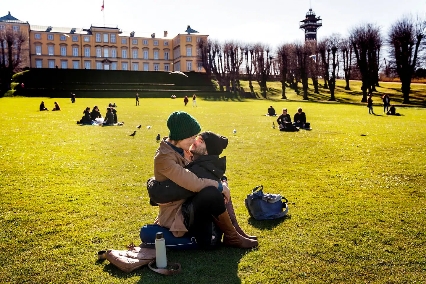 Folk nyder forårsvejret, holder afstand og respekterer forsamlingsforbuddet. Her i Frederiksberg Have.