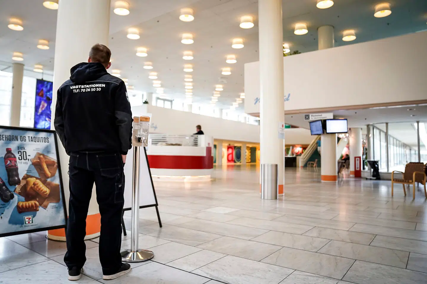 Indgangen til Herlev Hospital blev mandag bemandet med vagter for at undgå tyveri af håndsprit og andre nødvendige produkter til bekæmpelse af coronavirus. Alle afdelinger med coronapatienter er lukket for besøgende udefra, medmindre der er tale om børn eller særligt kritiske tilfælde.