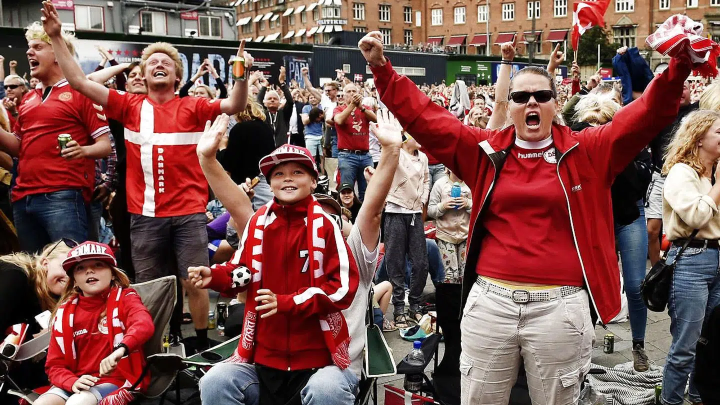 Der var engang, hvor vi sejlede op ad åen sammen. Lige nu sejler vi mest vores egen sø – men bare rolig. AOK bringer her en guide til 50 ting, der kan gøre dig glad lige nu.