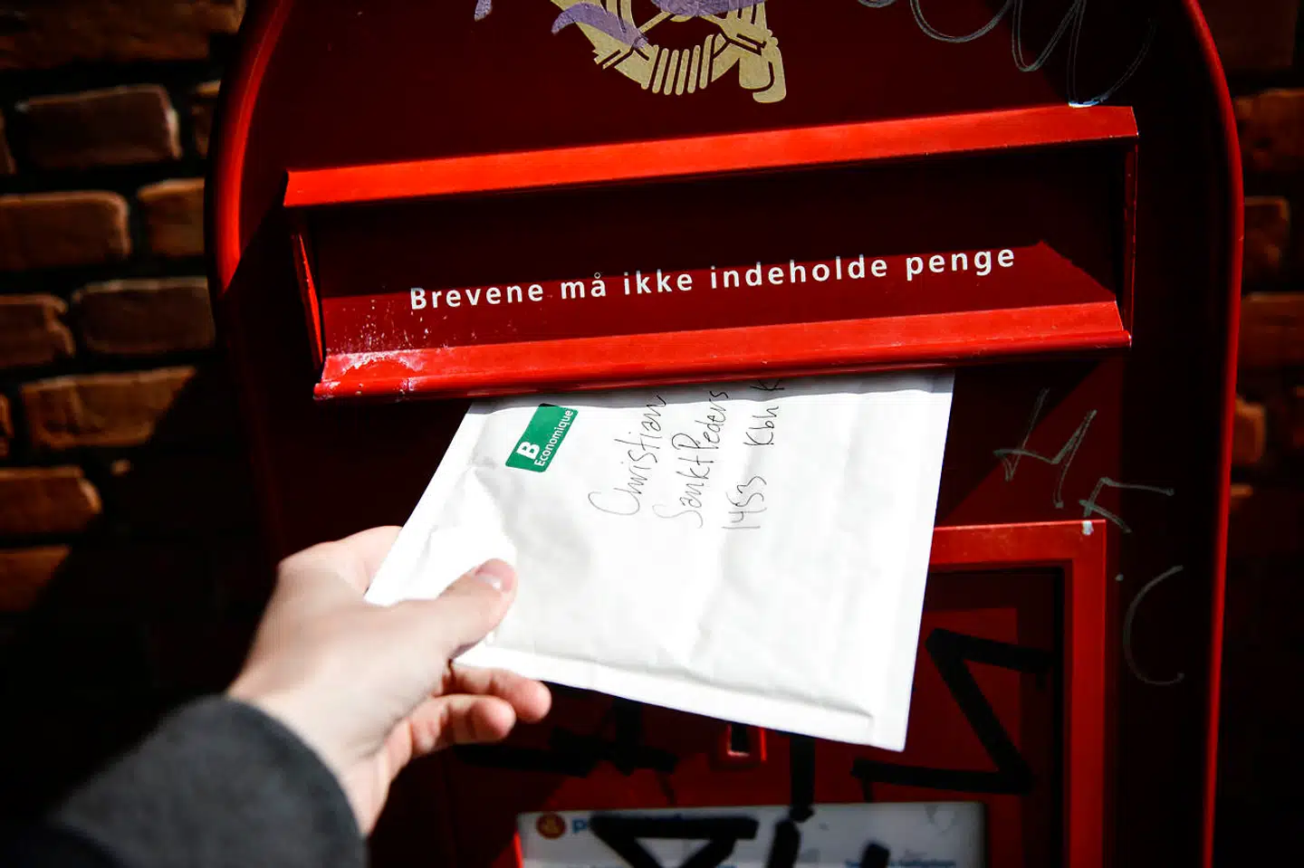 Posten bliver stadig omdelt. Så udnyt tiden, og send et håndskrevet brev.