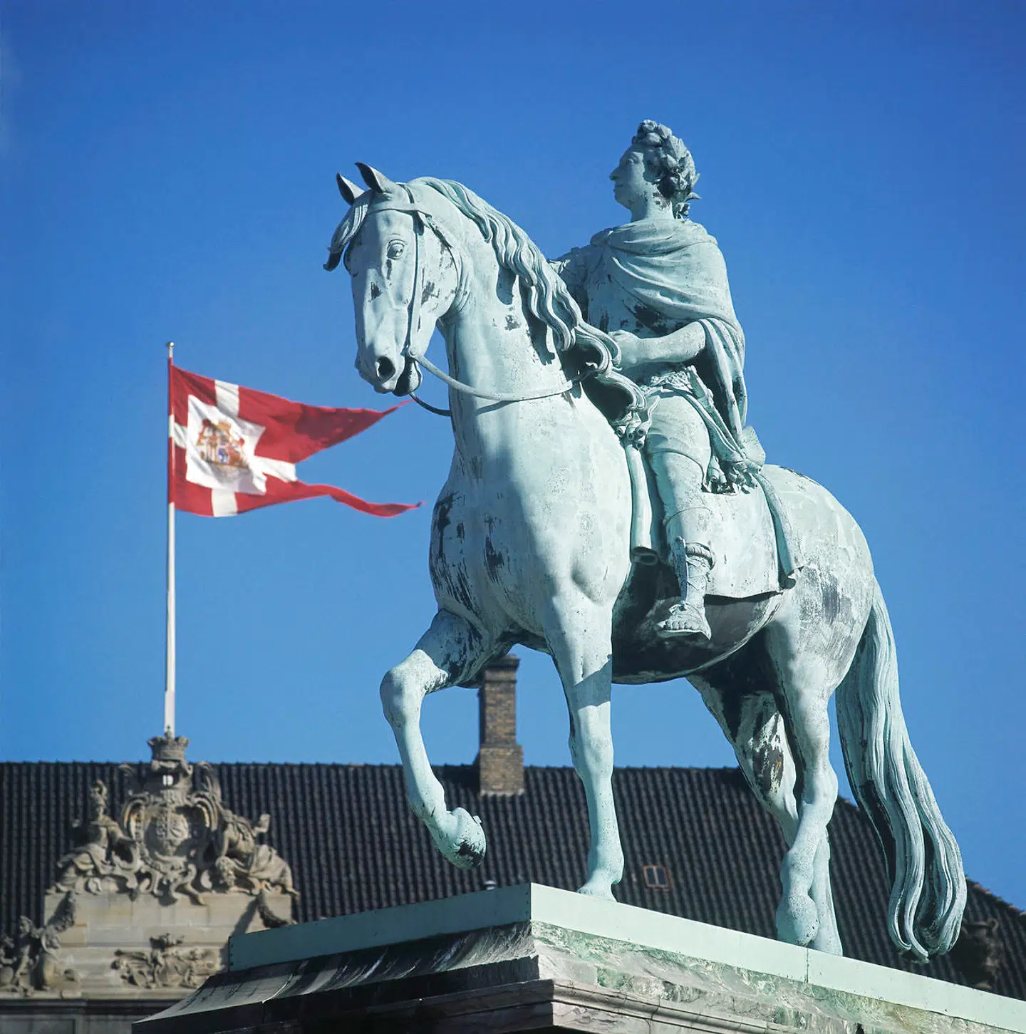 Rytterstatuen af Frederik V på Amalienborg Slotsplads. Statuen er lavet af den franske kunstner J.F.J. Saly. Frederik V var konge af Danmark og Norge 1746-1766.