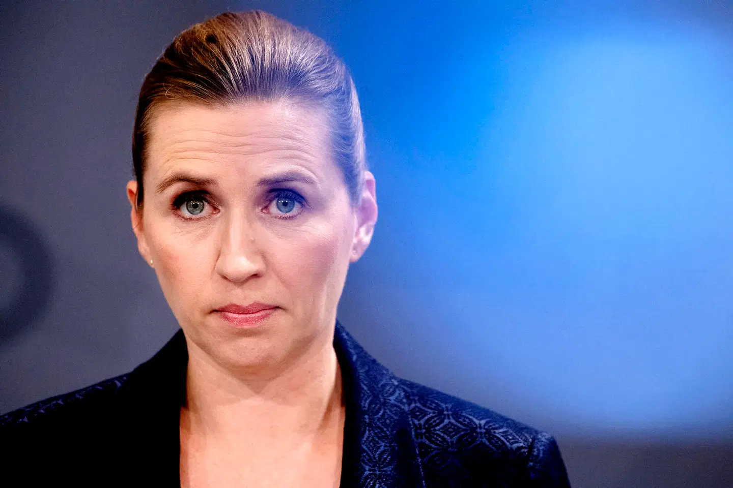 »Det er afgørende, det er helt afgørende, at vi får brudt smittekæden nu. Hvis én person smitter tre andre, og de hver især smitter tre, så er ni personer smittede. Og hvis de ni igen smitter tre, så er vi på næsten 30 smittede, og herefter går det rigtig stærkt,« sagde statsminister Mette Frederiksen på et pressemøde i tirsdags. På Rigshospitalet sidder en professor, der ved præcis, hvad hun mener.