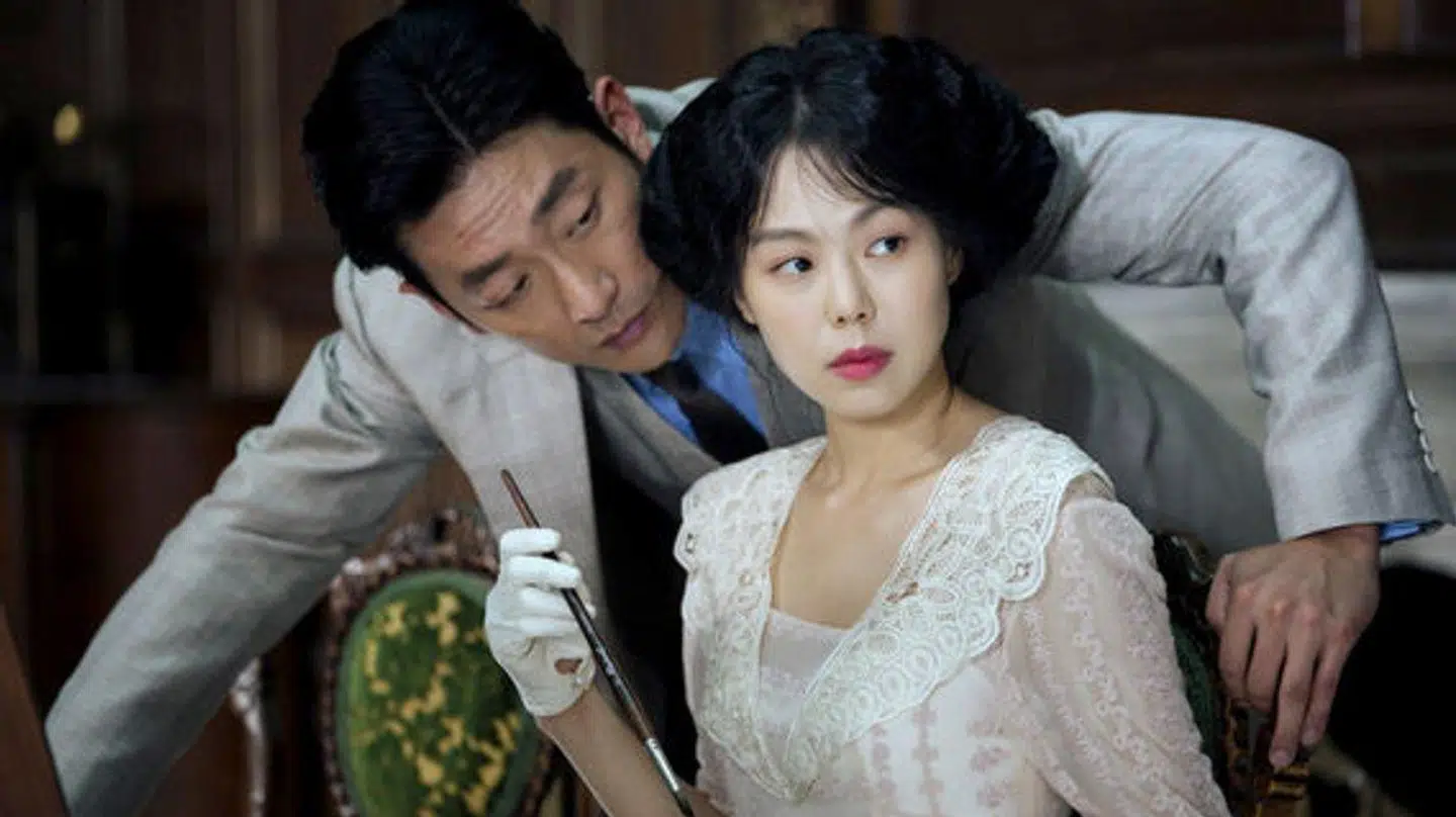 Ha Jung-woo og Kim Min-hee laver intrige i »The Handmaiden« (2016). Et koreansk drama, du kan streame ganske gratis