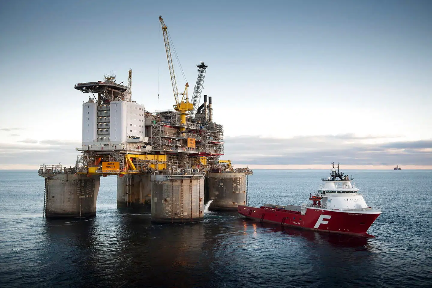 Norges økonomi er hårdt presset af en faldende oliepris og usikkerheden over coronavirussen. For anden gang på en uge har centralbanken sat renten ned, så den nu er i bundrekorden.