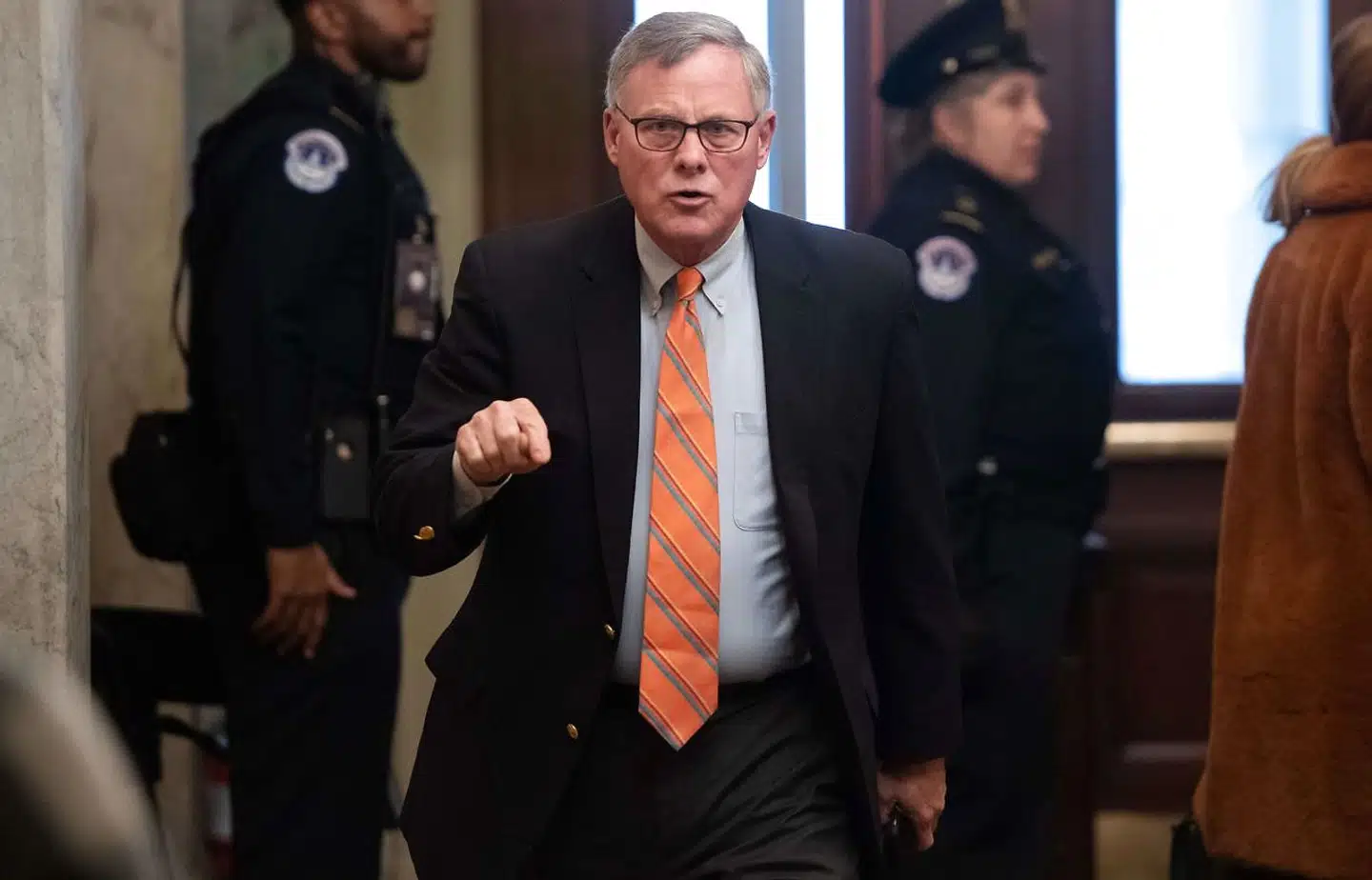 Richard Burr, formand for efterretningsudvalget i Senatet, bliver nu beskydt for at have udnyttet sin viden om, hvordan coronavirussen ville ramme de globale aktiemarkeder, til at sælge aktier på et gunstigt tidspunkt.