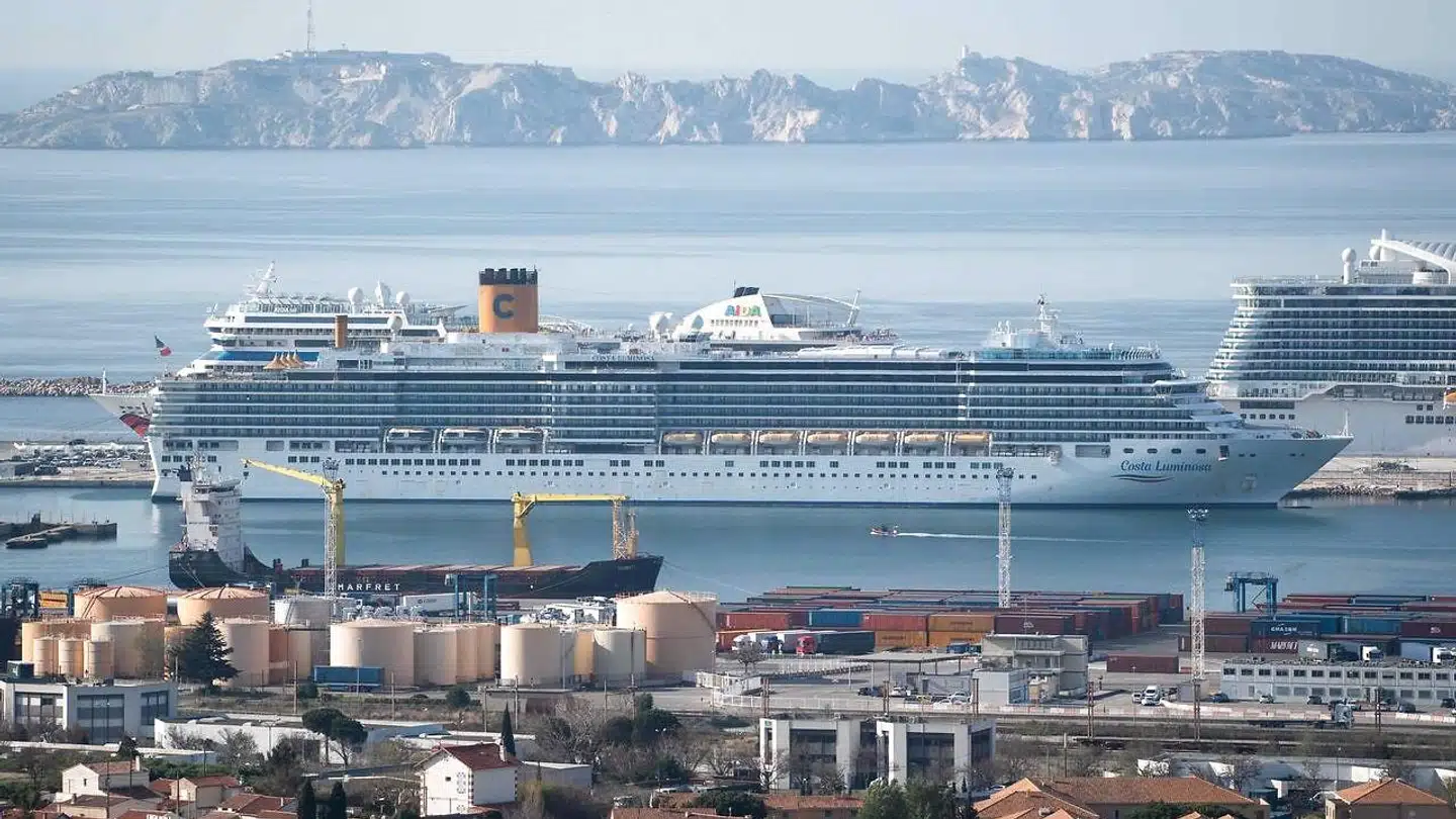 Krydstogtskibet »Costa Luminosa« ligger i havnen i Marseille. Om bord er flere danskere, der ikke aner deres levende råd og frygter ikke at kunne komme hjem.
