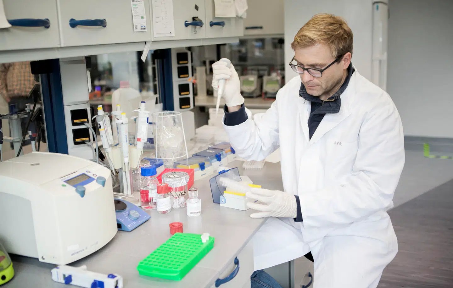 Medicinalselskabet Bavarian Nordic satsede stort på vaccineforsøg og fejlede. Nu må hundredvis af danskere se langt efter vaccinen, som de har længe ventet på, mens selskabets aktiekurs og markedsværdi styrtdykker.