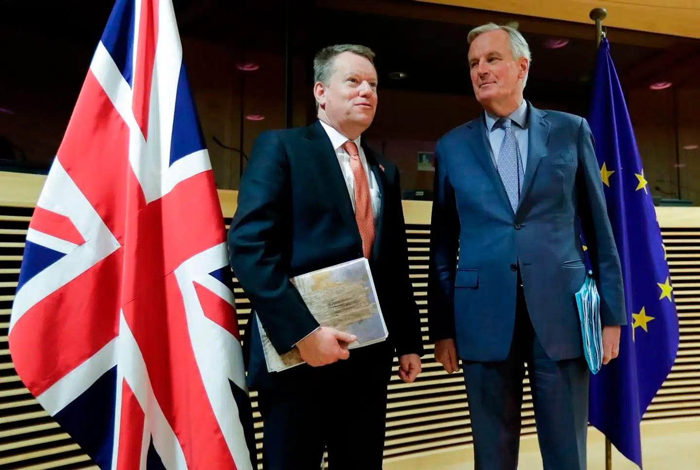 For to uger siden mødtes Brexit-forhandlerne, Michel Barnier (th.) og David Frost, i Bruxelles. Så blev deres møde i London aflyst ugen efter. Nu er de begge gået i isolation – og med ét truer coronaviruspandemien Storbritanniens planer om at få en handelsaftale med EU på plads inden 2021.