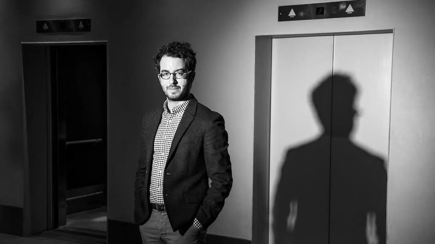 »Et interessant tankeeksperiment kunne være: Tænk, hvis din statsminister gik på tv og sagde: »Vi har brug for, at alle i landet vasker deres hænder og holder afstand, ellers dør millioner af mennesker i Bangladesh«. Jeg tvivler på, om det ville få jer til at stoppe med at gå ud på barer og restauranter, og om det ville få jer til at vaske hænder grundigt.« siger Jonathan Safran Foer, amerikansk forfatter.