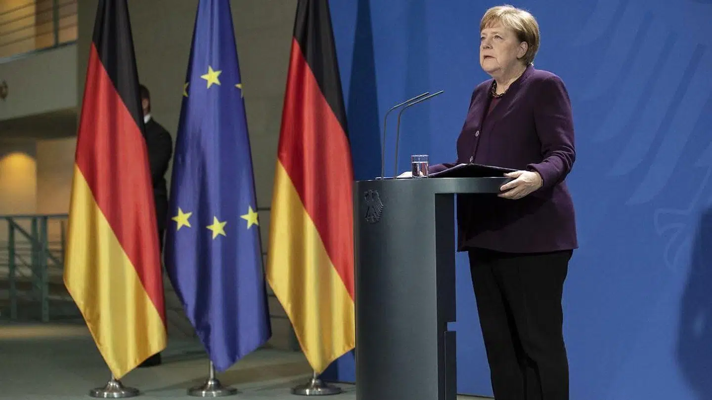 »Merkels modsatrettede standpunkter rummer på sin vis sandheden om EUs flygtningepolitik. (...) Verdens flygtninge har med andre ord de jure, men ikke de facto krav på ophold i EU,« skriver Christian Foldager.