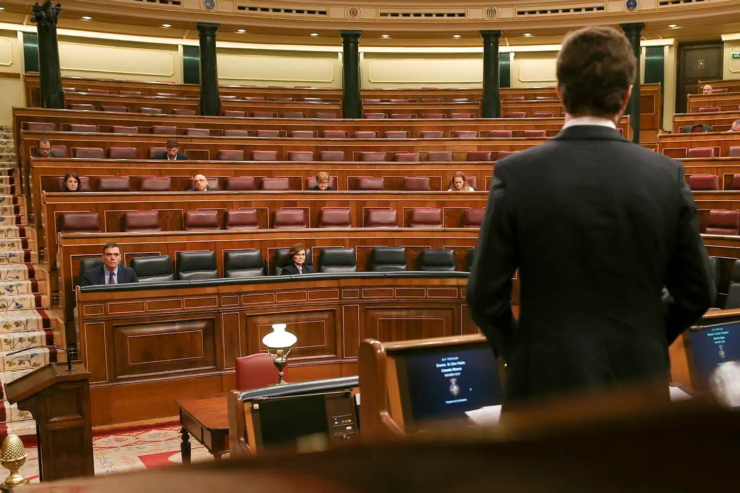 Premierminister Pedro Sanchez (nederst til venstre) under onsdagens forespørgselsdebat, der på grund af coronavirusepidemien blev afviklet i en næsten tom parlamentssal.