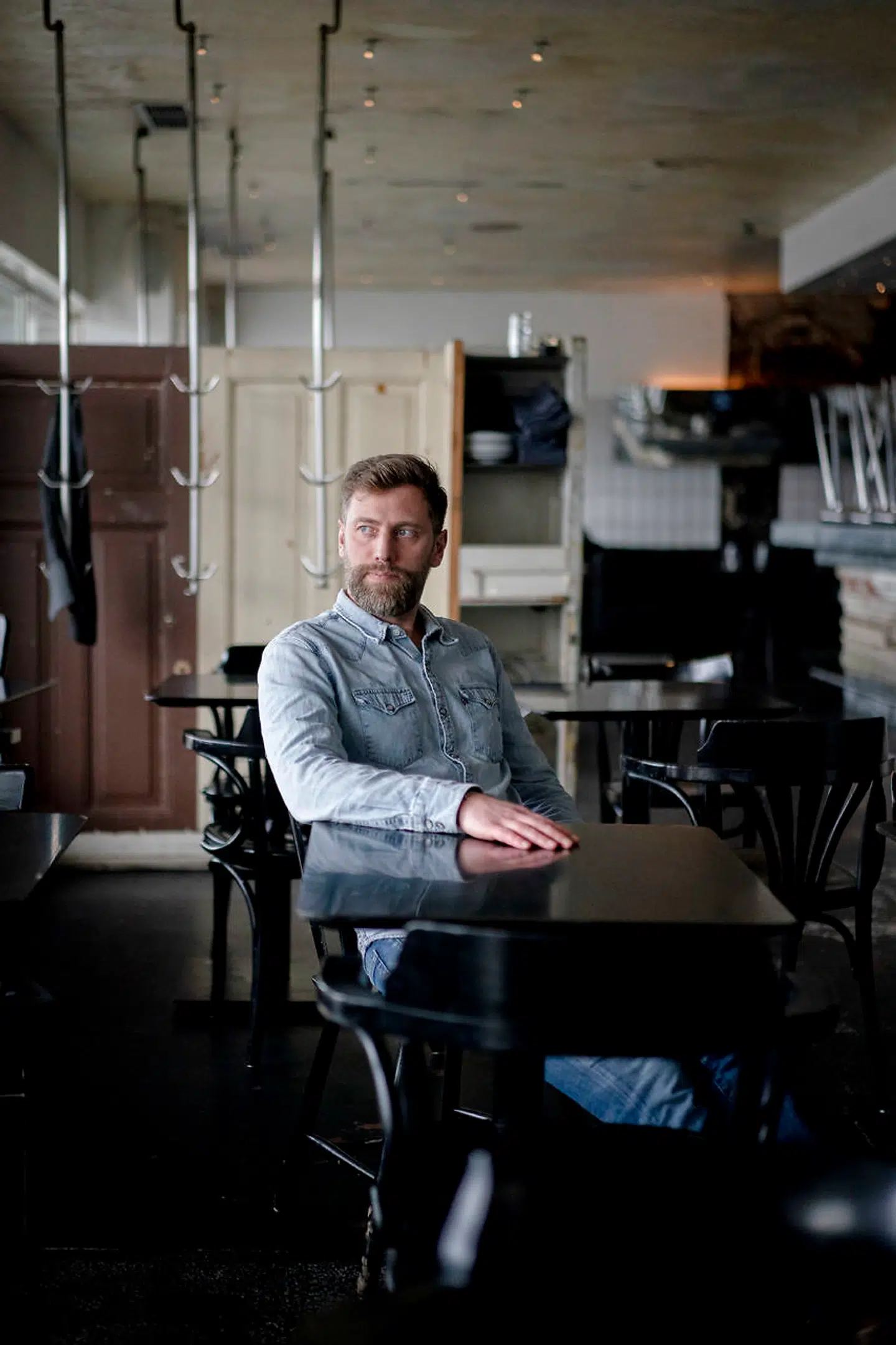 Lejerne i Kødbyen går sammen om at forsøge at få kommunen til at nedsætte lejen. Ifølge Kristian Linde fra Kødbyens Fiskebar er der brug for akut hjælp, hvis man vil undgå konkurser på stribe i Kødbyen.