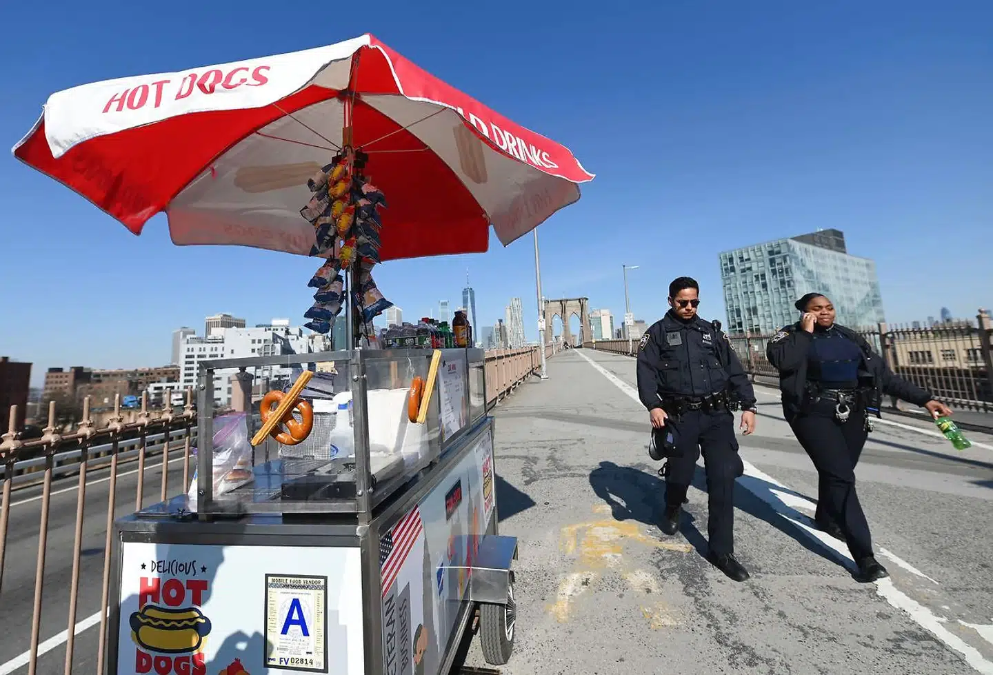 To betjente patruljerer ensomt over Brooklyn Bridge, der normalt summer af liv alle ugens dage.