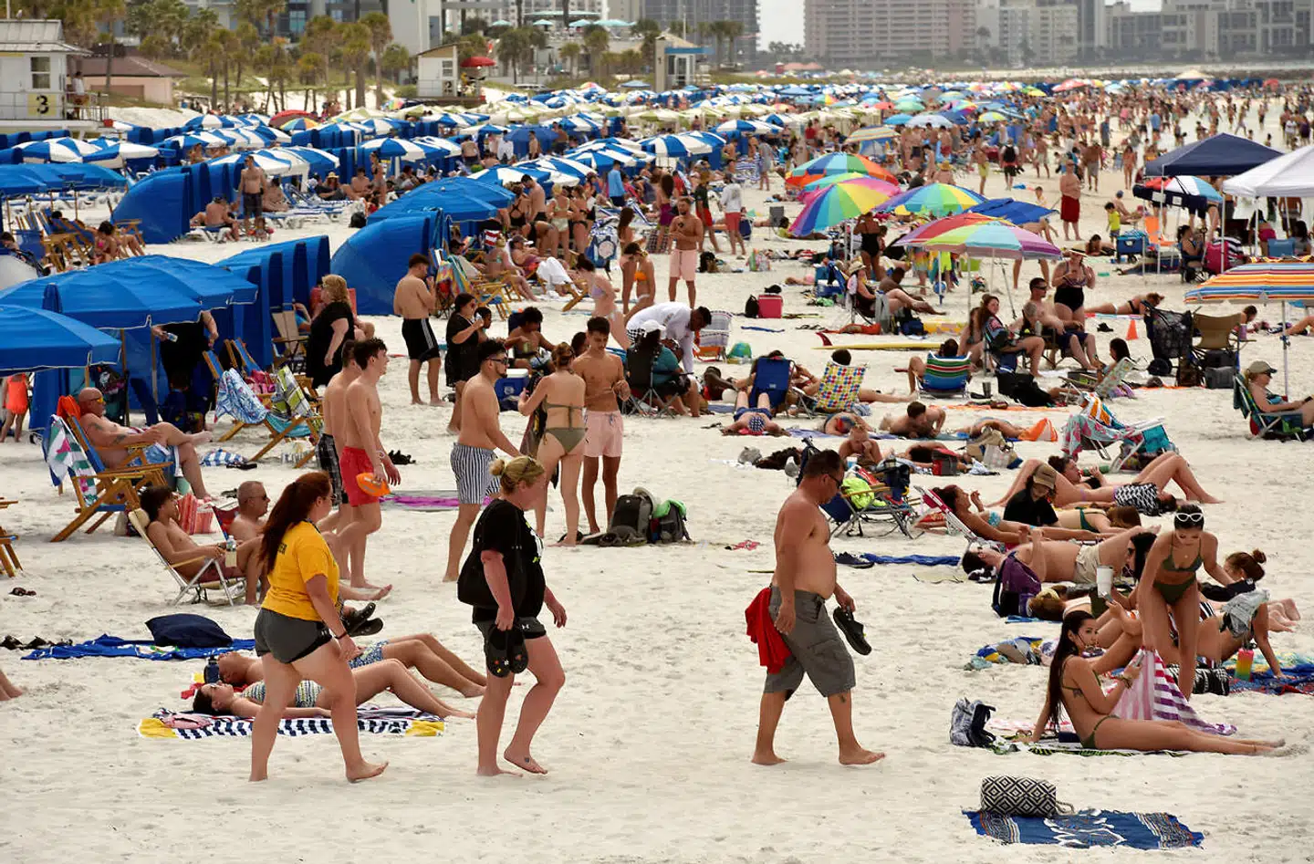 Strande i Florida, her Clearwater, fyldes for øjeblikket af ikke mindst unge studerende, der har forårsferie, og derfor er draget til solskinsstaten for at få sol og at feste. De lytter ikke til advarslerne om selvisolation og om at holde social distance. Og dermed udgør de en regulær smittebombe, da de flyver til og fra Florida fra hele USA. Billedet her blev taget tirsdag.