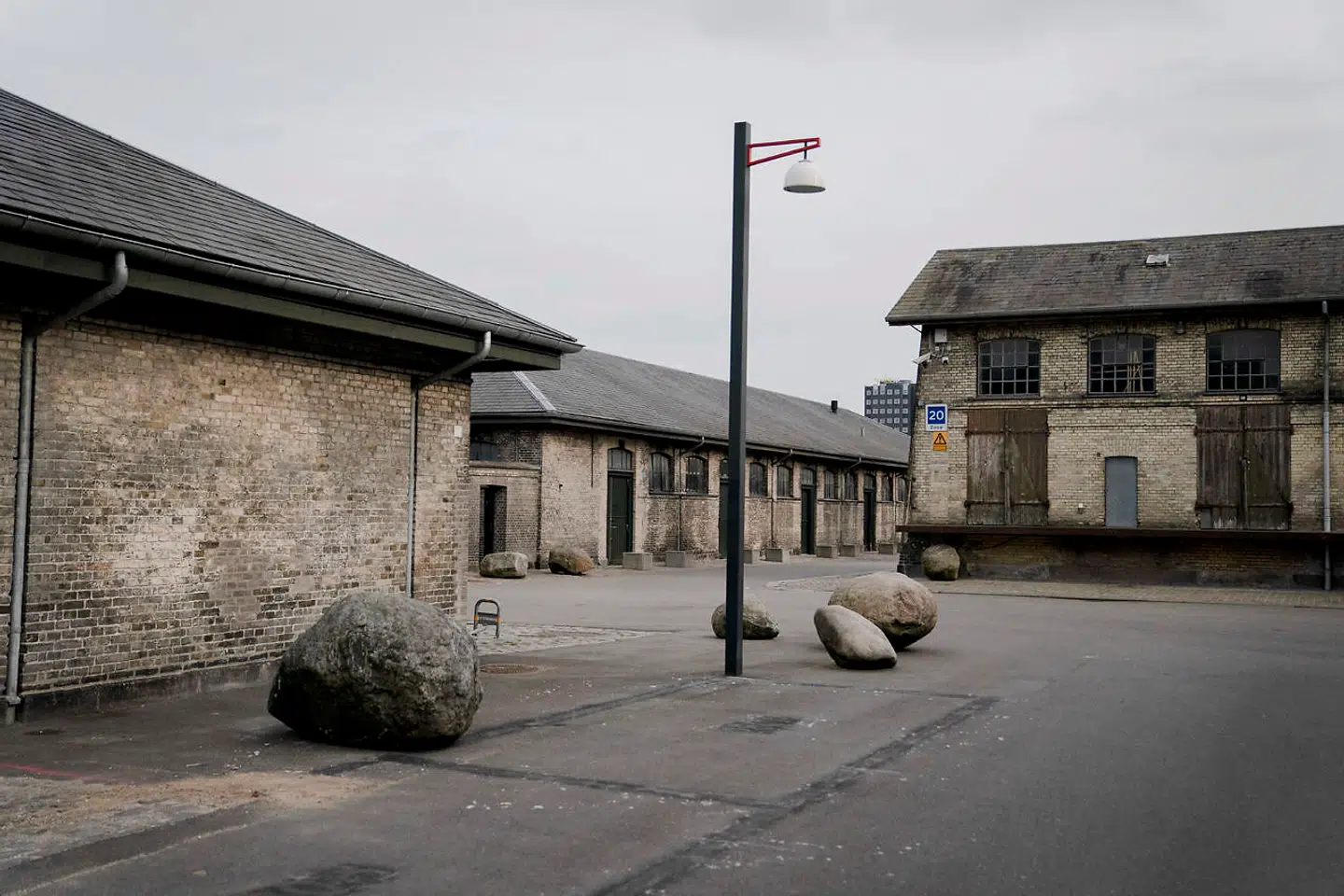 Københavns Ejendomme, som hører under Københavns Kommune, udlejer lokalerne i Kødbyen. Derfor håber lejerne at få kommunen i tale med henblik på at få hjælp til huslejen.