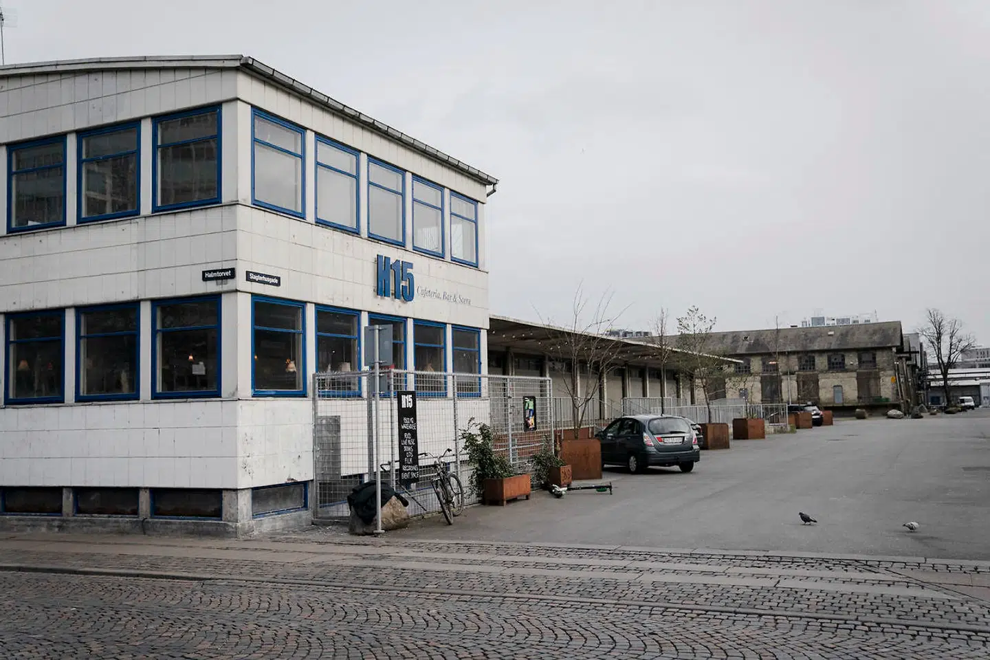 H15 er kombineret spillested, bar og cafeteria. Som andre restauranter mangler de likviditet.