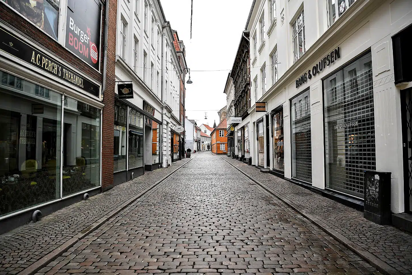 »Der er behov for akut økonomisk krisehjælp: Der skal meget hurtigt skabes tillid til, at den nødvendige hjælp vil komme, og støtten skal nå ud i virksomhederne hurtigt. Processen må ikke forsinkes af bureaukrati,« skriver Jens Hauch og de andre medunderskrivere af kronikken. Landets handelsgader, som her i Aarhus, ligger øde hen.