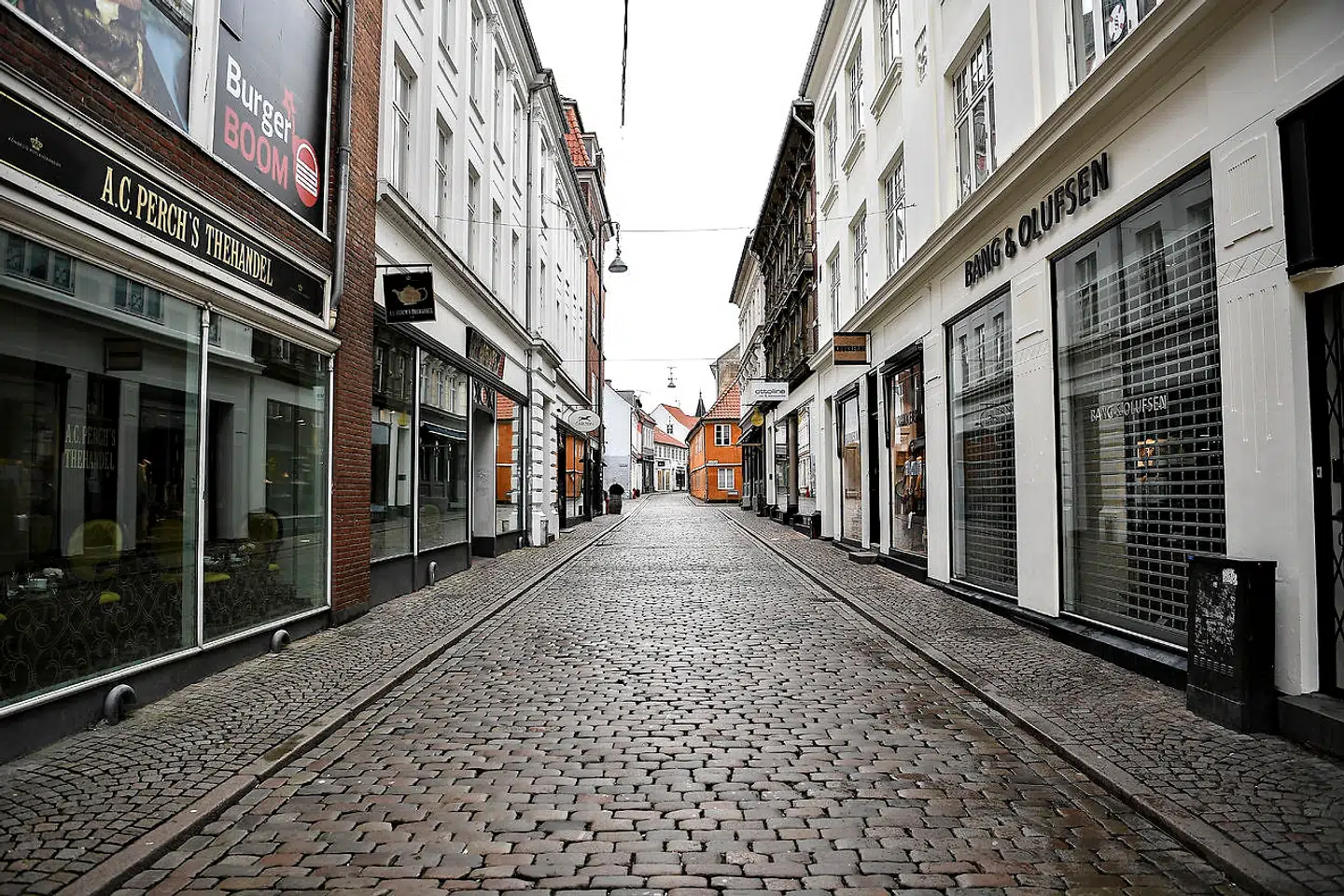 »Der er behov for akut økonomisk krisehjælp: Der skal meget hurtigt skabes tillid til, at den nødvendige hjælp vil komme, og støtten skal nå ud i virksomhederne hurtigt. Processen må ikke forsinkes af bureaukrati,« skriver Jens Hauch og de andre medunderskrivere af kronikken. Landets handelsgader, som her i Aarhus, ligger øde hen.