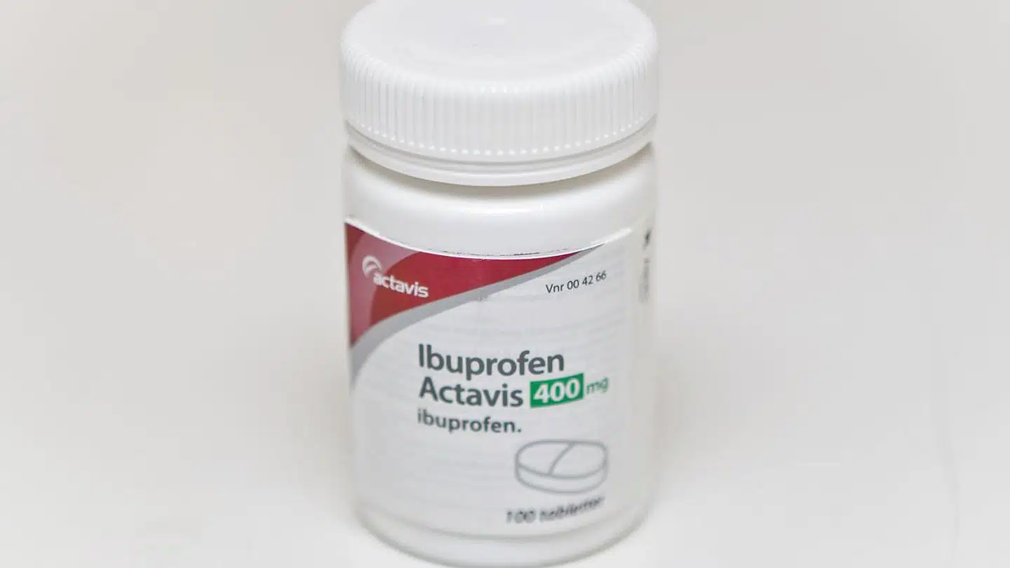 Lægemiddelstyrelsen igangsætter en lynundersøgelse af ibuprofen, efter at WHO har meddelt, at der kan være skadelige følgevirkninger af at indtage præparatet, hvis man er smittet med coronavirus. Det er der ingen dokumentation for, lyder det fra Lægemiddelstyrelsen.