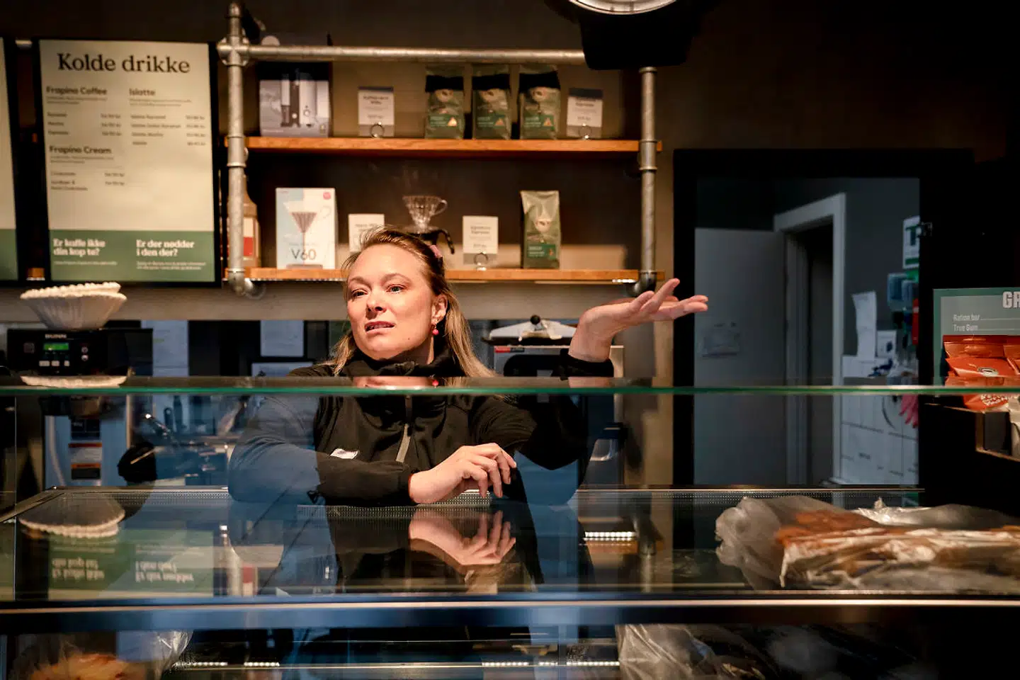 Cafeer, restauranter og meget andet lukkede onsdag formiddag klokken 10 for at hindre coronavirussen i at brede sig. Camilla West i Espresso House er en af de berørte.