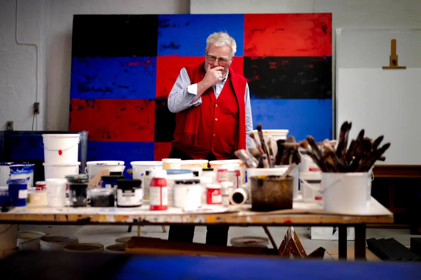 »Vi kunstnere bliver ikke reddet af skibet fyldt med hjælp, der sejler væk med lønmodtagerne. Vi kan bare stå tilbage på kajen og vinke med penslerne, siger billedkunsteren Per Arnoldi, der for alvor begynder at mærke konsekvenserne af at være selvstændig, mens coronakrisen raser.