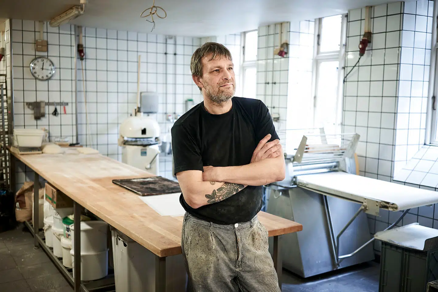 Torben Sørensen er spændt på, hvordan aktiviteten i bageriet udvikler sig den kommende tid. Hvis ikke der kommer nogle kunder, er han nødsaget til at lukke ned for en stund, hvilket kan koste ham dyrt.