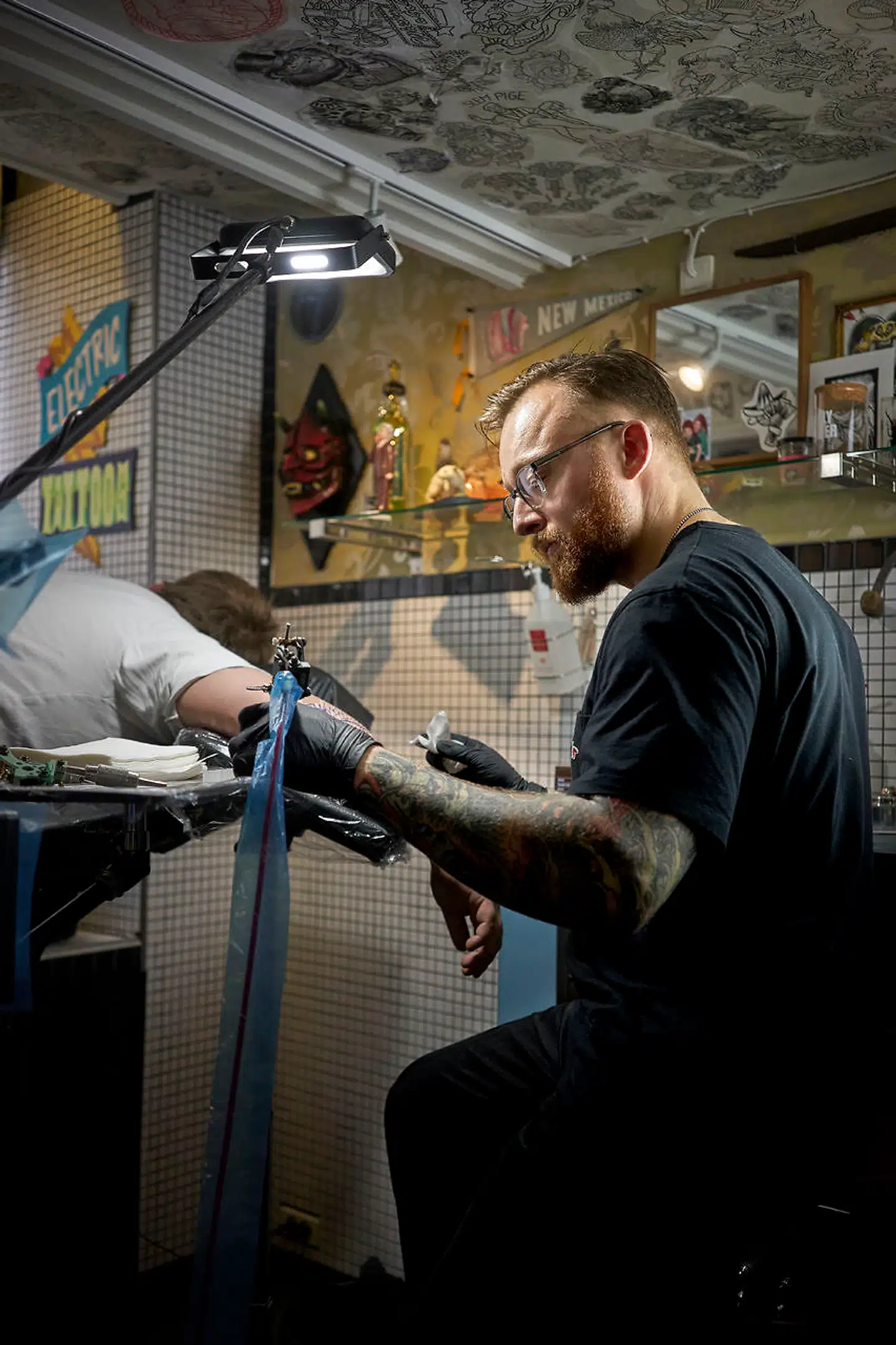 Martin Nyboe-Bek er tatovør og medejer af Tigre Tattoo Parlour i Studiestræde. Han oplever ikke, at kunderne bliver skræmt væk fra butikken som følge af virusfrygt.