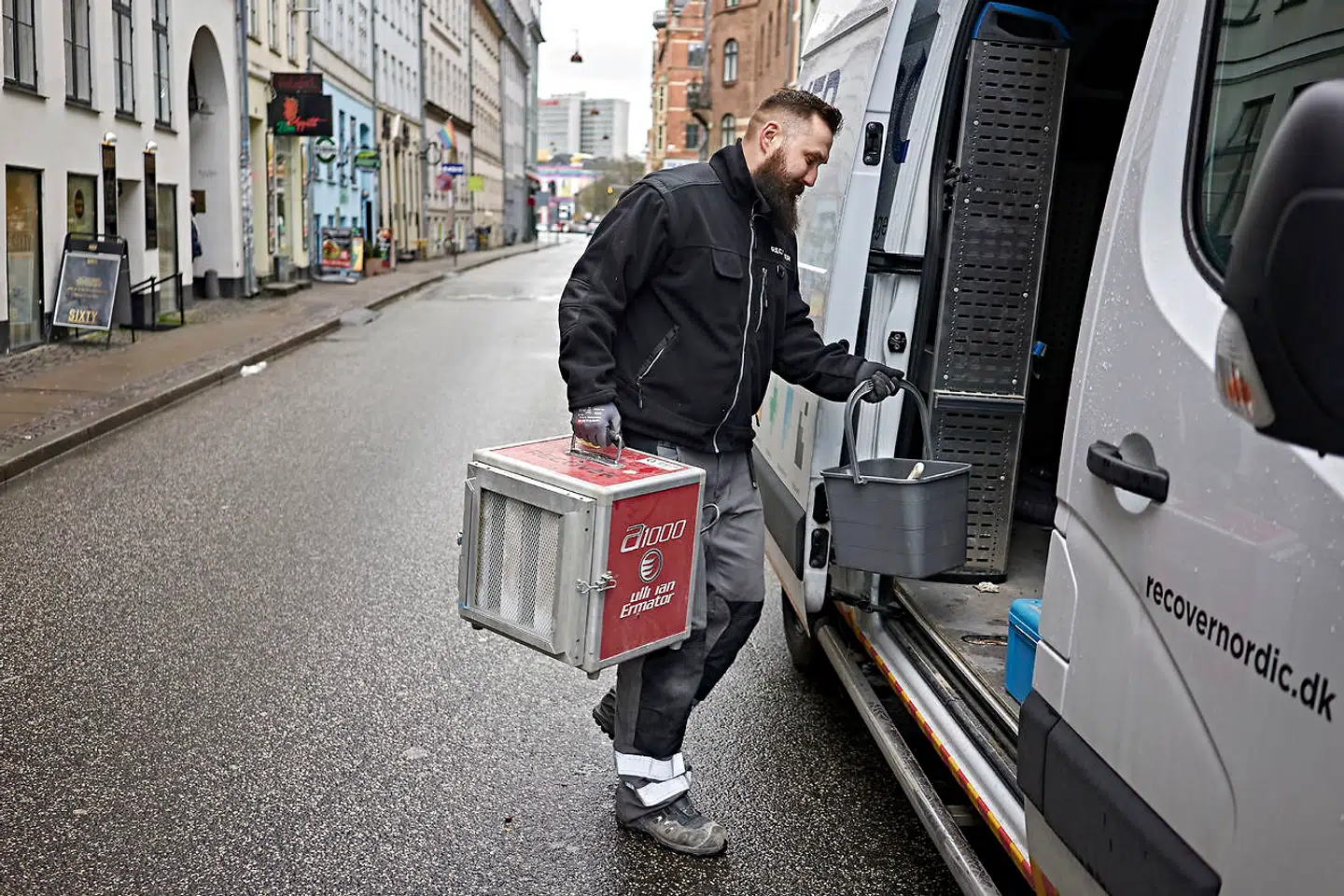 Simon Hichal Palichles fra Recover Nordic skal ud i det øjeblik, der sker akutte skader. Her kommer han fra en vandskade, som han netop har repareret, hvorefter han skal videre til næste opgave.