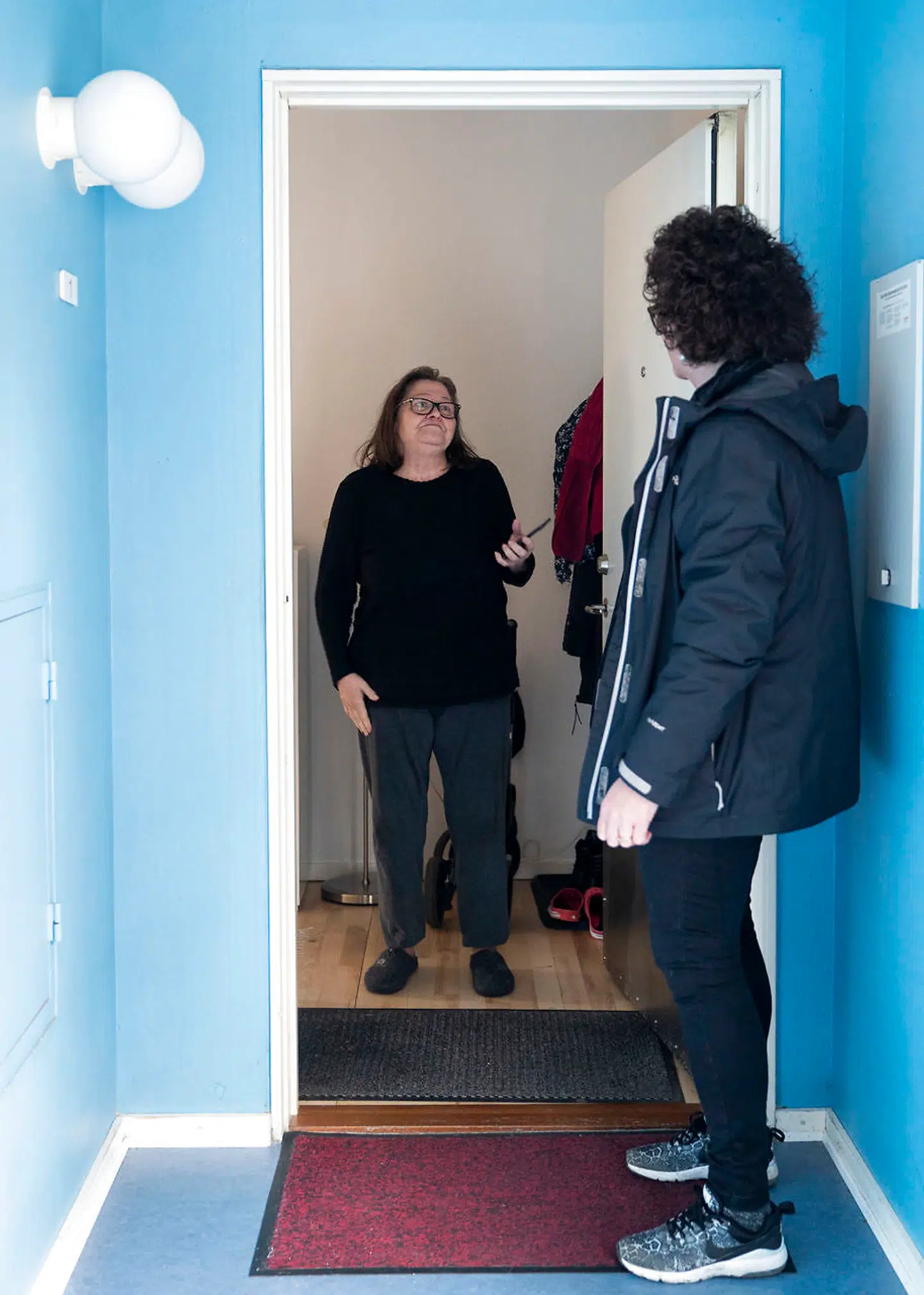 67-årige Vivi Jensen og 48-årige Sandra Rasmussen holder afstand til hinanden, da Vivi Jensen har KOL og er særligt udsat, hvis hun smittes med coronavirus.