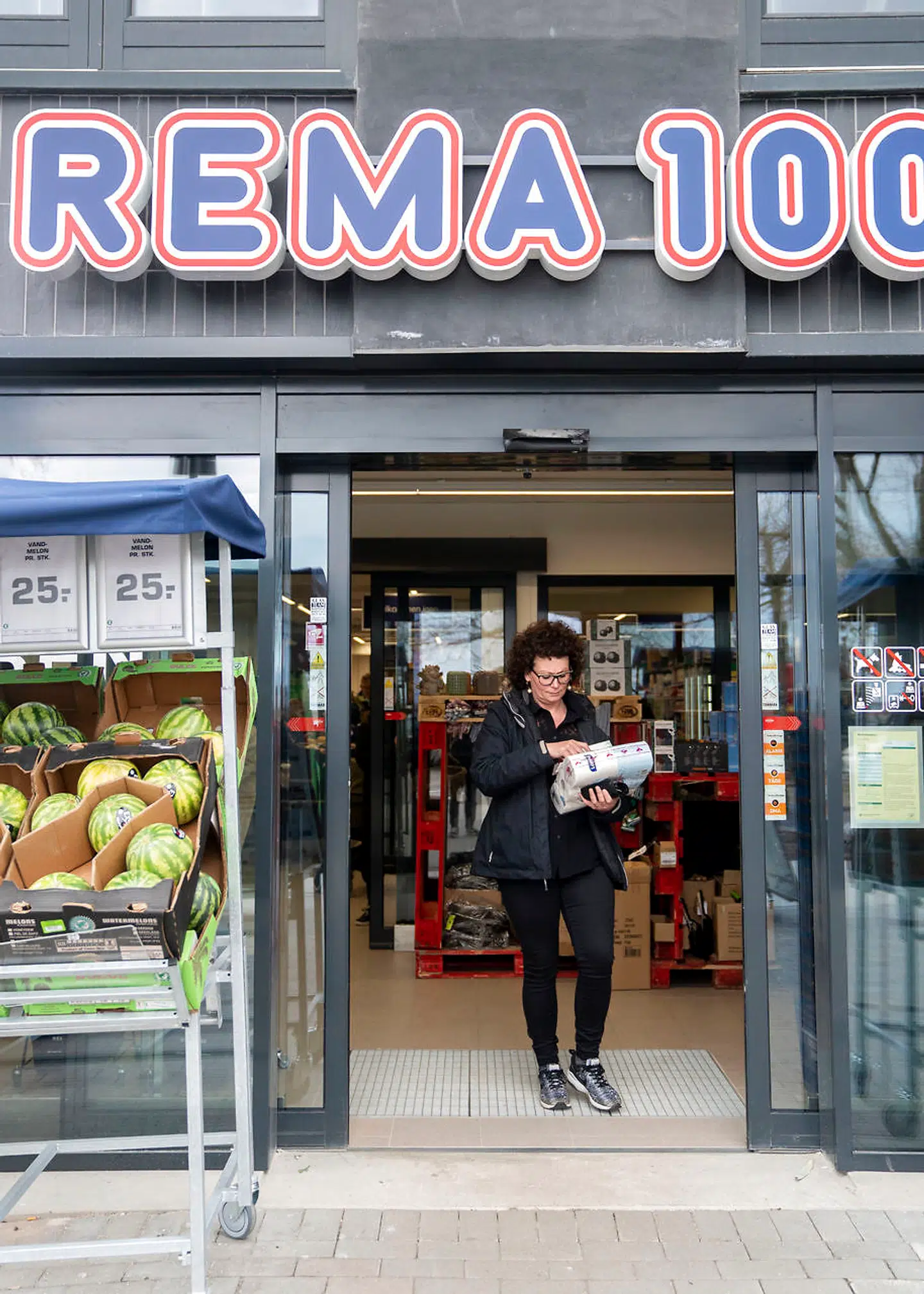 48-årige Sandra Rasmussen køber ind til Vivi Jensen i Rema 1000 mandag eftermiddag. De to kvinder bor kun ti minutter fra hinanden på Amager.
