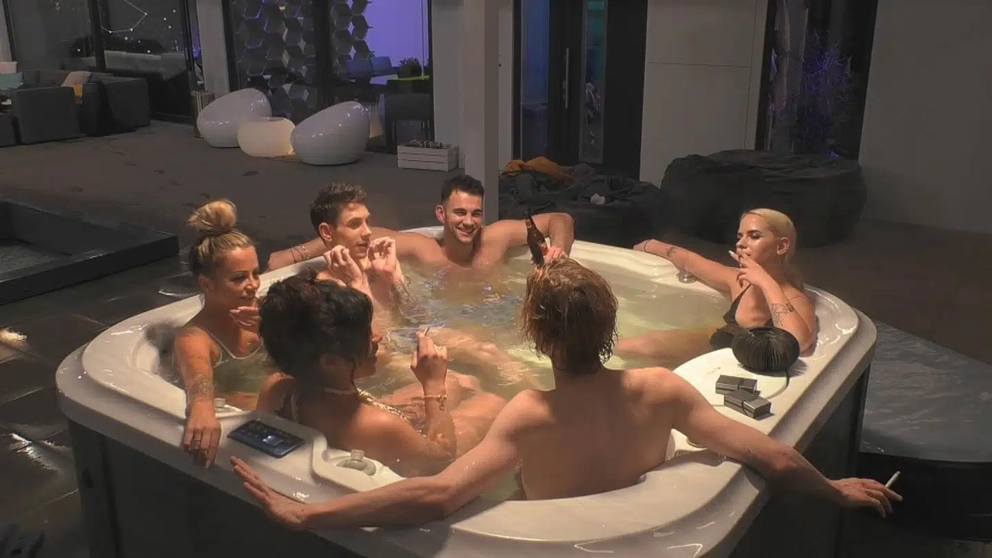 Disse deltagere i den tyske version af seerhittet »Big Brother« har hidtil levet i lykkelig uvidenhed om verdens tilstand.