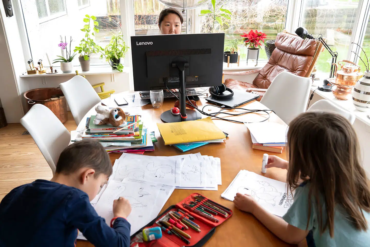 Familien Trolle Bodin i Herlev forsøger at sætte deres hverdag i system, efter at de nu skal arbejde hjemmefra, samtidig med at børnene skal blive hjemme fra skole og børnehave. Her Julie Trolle Boding og børnene Jacob og Dagmar.