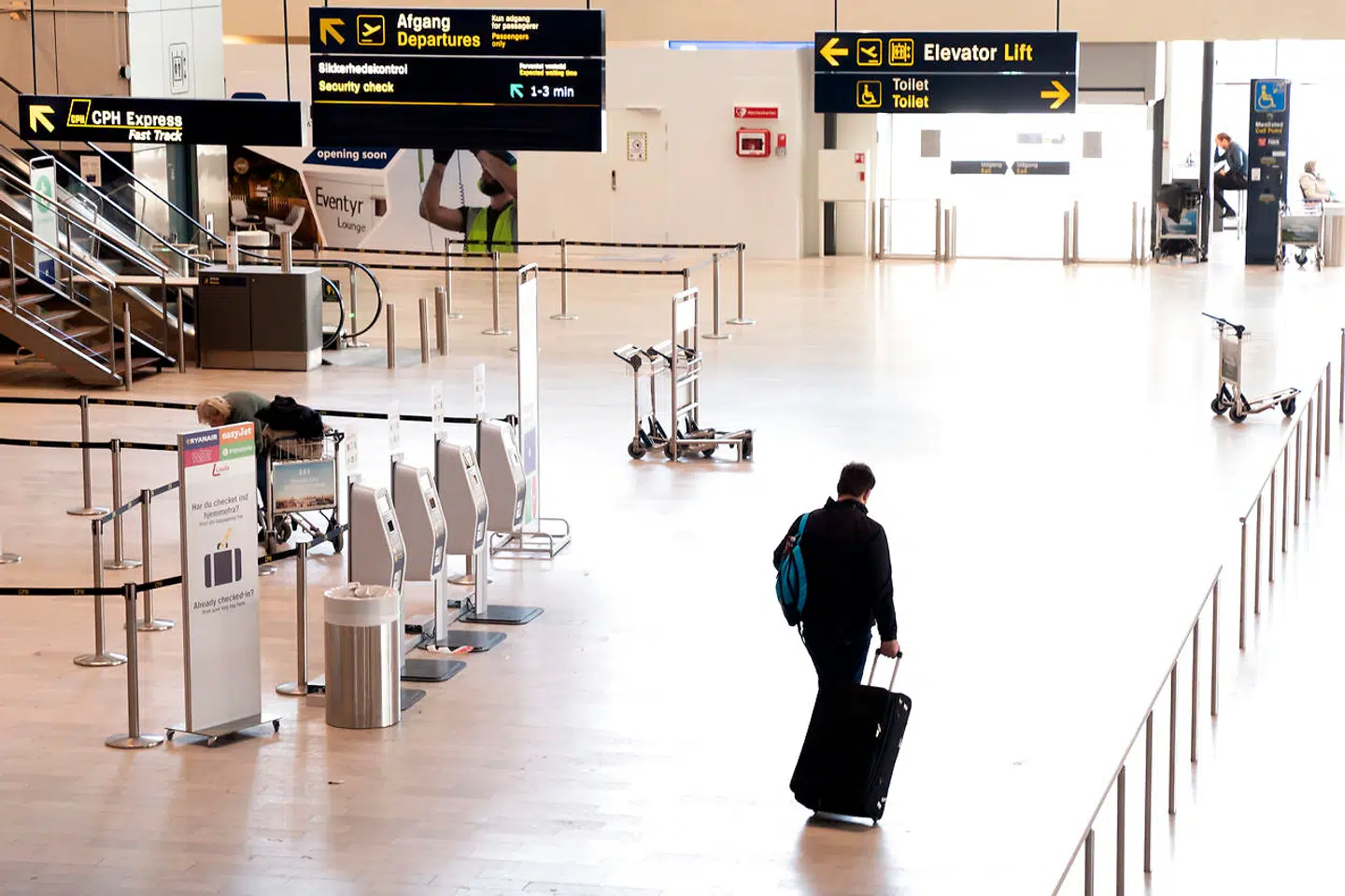 Københavns Lufthavn umiddelbart efter at grænserne lukkede lørdag klokken 12. Coronakrisen kan koste tusindevis af job inden for turisme- og oplevelseserhvervene, vurderer Dansk Erhverv i en analyse.