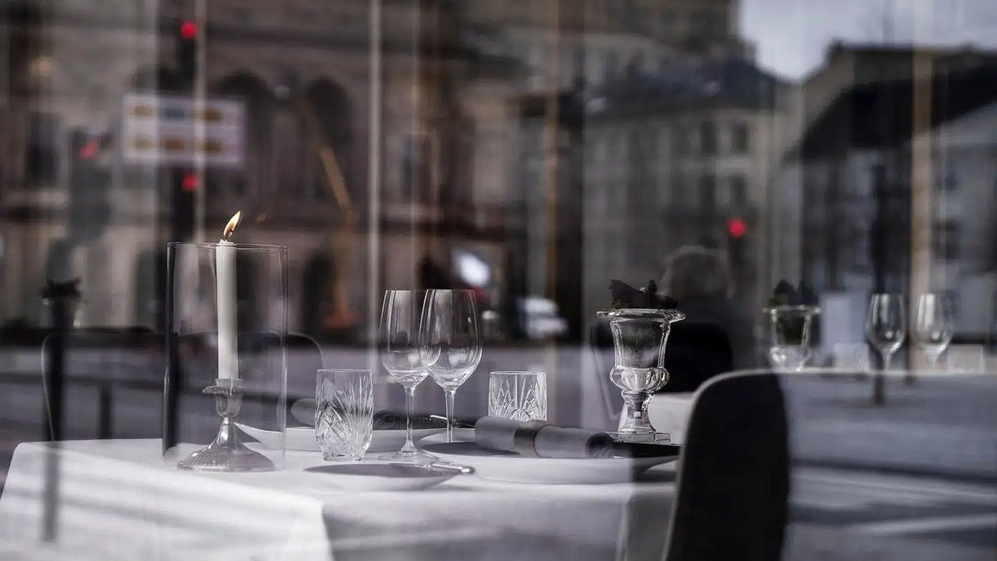 Danmark lukker ned. Tomme byrum. Hoteller og restauranter er hårdt ramt af coronakrisen. Estimat går på at 15.000 medarbejdere allerede er sagt op.