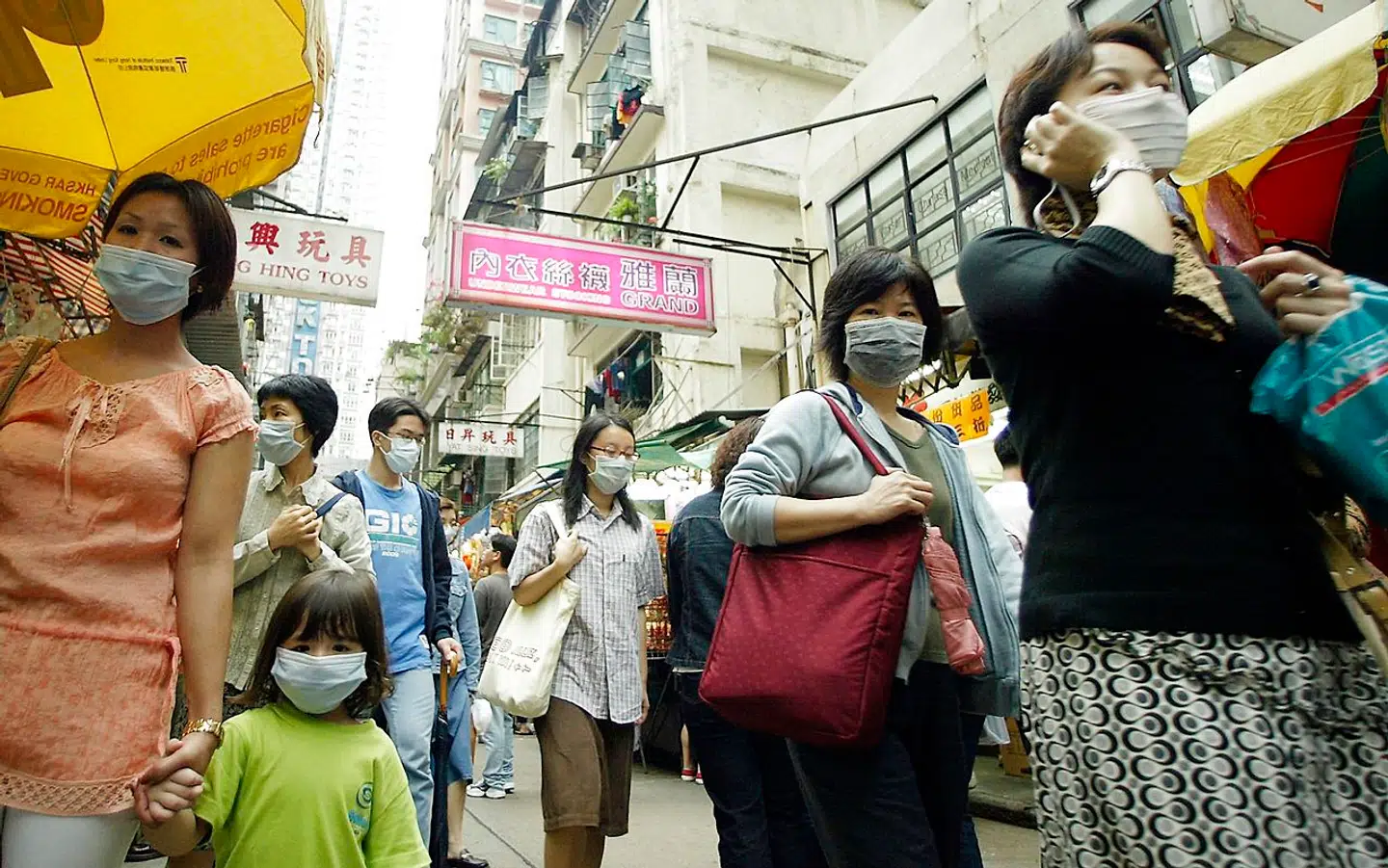 Sådan så det ud i Hongkongs gader i 2003 under sars-epidemien, der kostede 800 menneskeliv. På mindre end et år lykkedes det at isolere sygdommen. Dens fætter, den nye coronavirus, har vist sig langt sværere at stoppe. Arkivfoto: AFP PHOTO/Peter PARKS PETER PARKS
