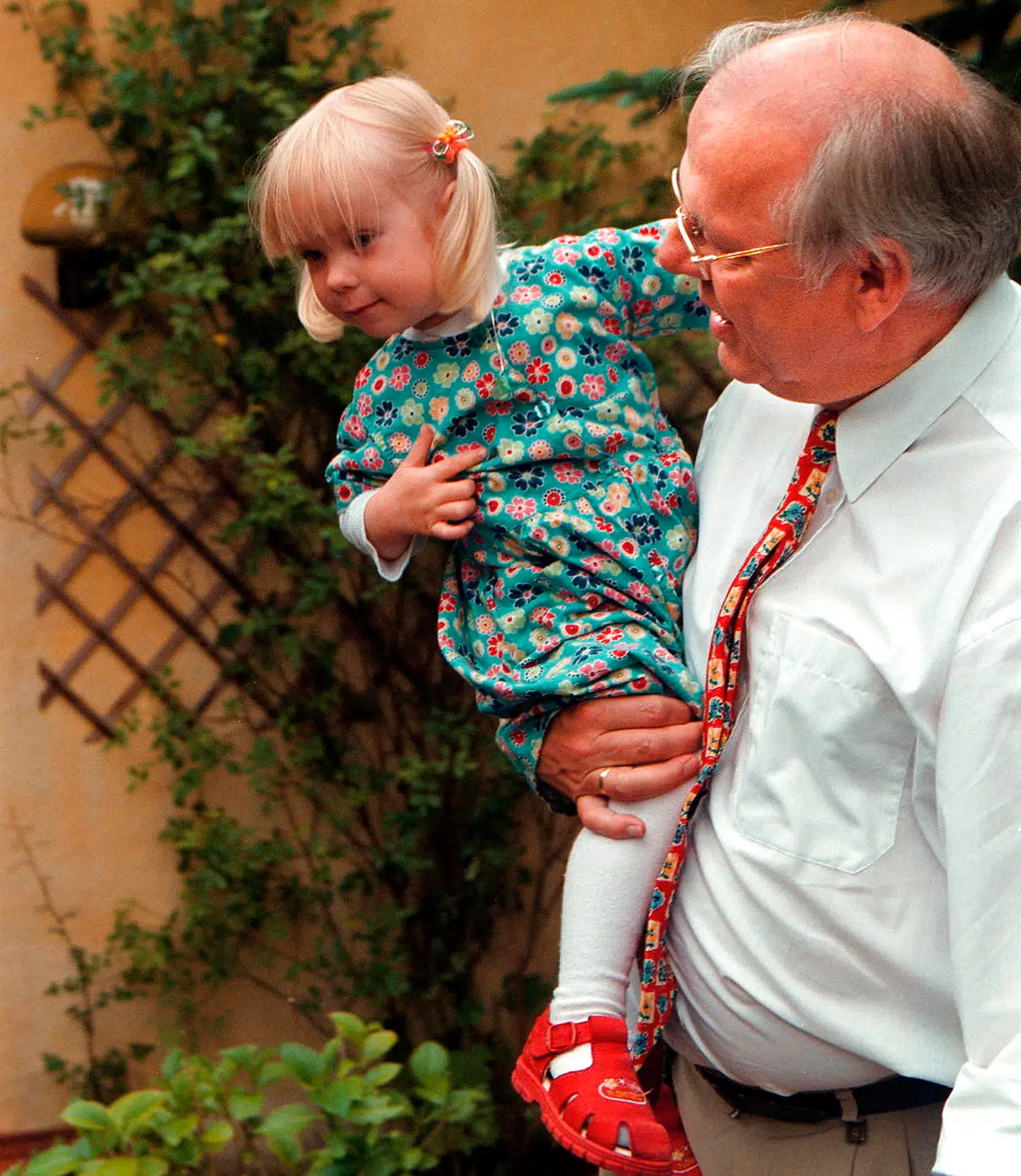 Hvis bedsteforældre er svækkede eller har symptomer på coronavirus, skal de ikke passe deres børnebørn. Men er de raske, kan de sagtens kigge forbi til en kop kaffe, mener ekspert.