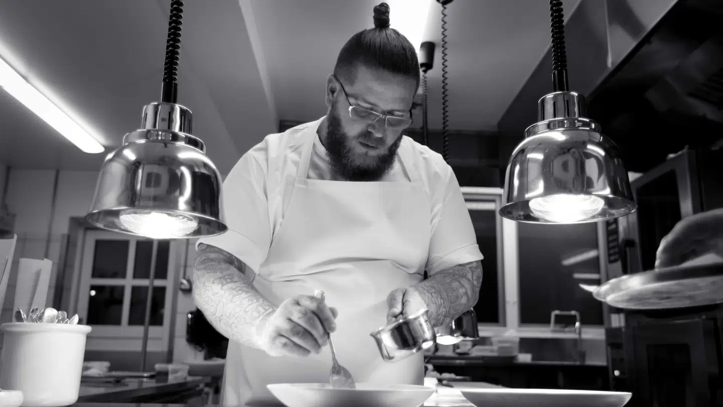 Eric Vildgaard er køkkenchef på Jordnær, som han driver sammen med sin kone Tina Vildgaard.