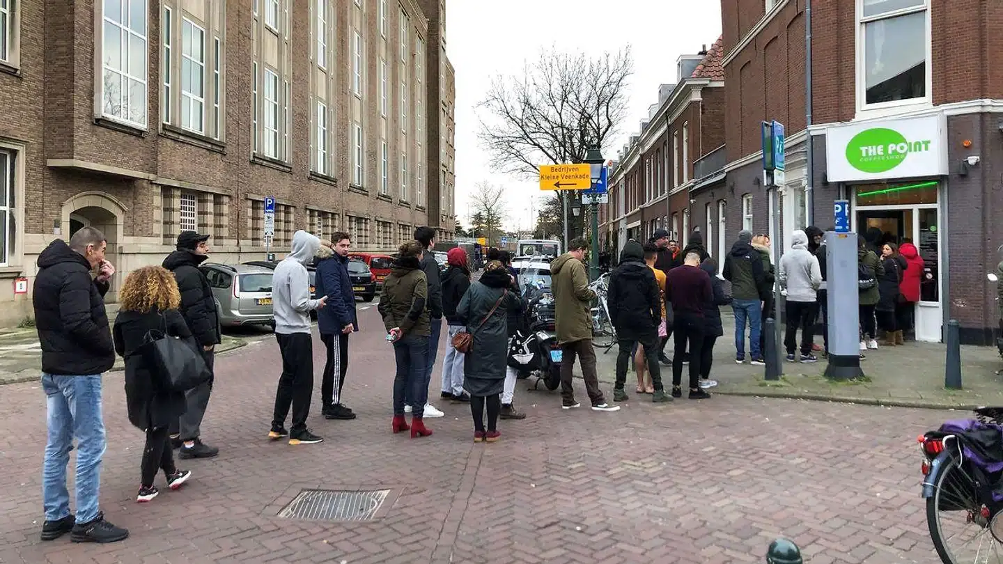 Kødannelse uden for en coffeeshop i Amsterdam søndag, efter at det stod klart, at hashhandlere også skal lukke midlertidigt på grund af coronavirus.