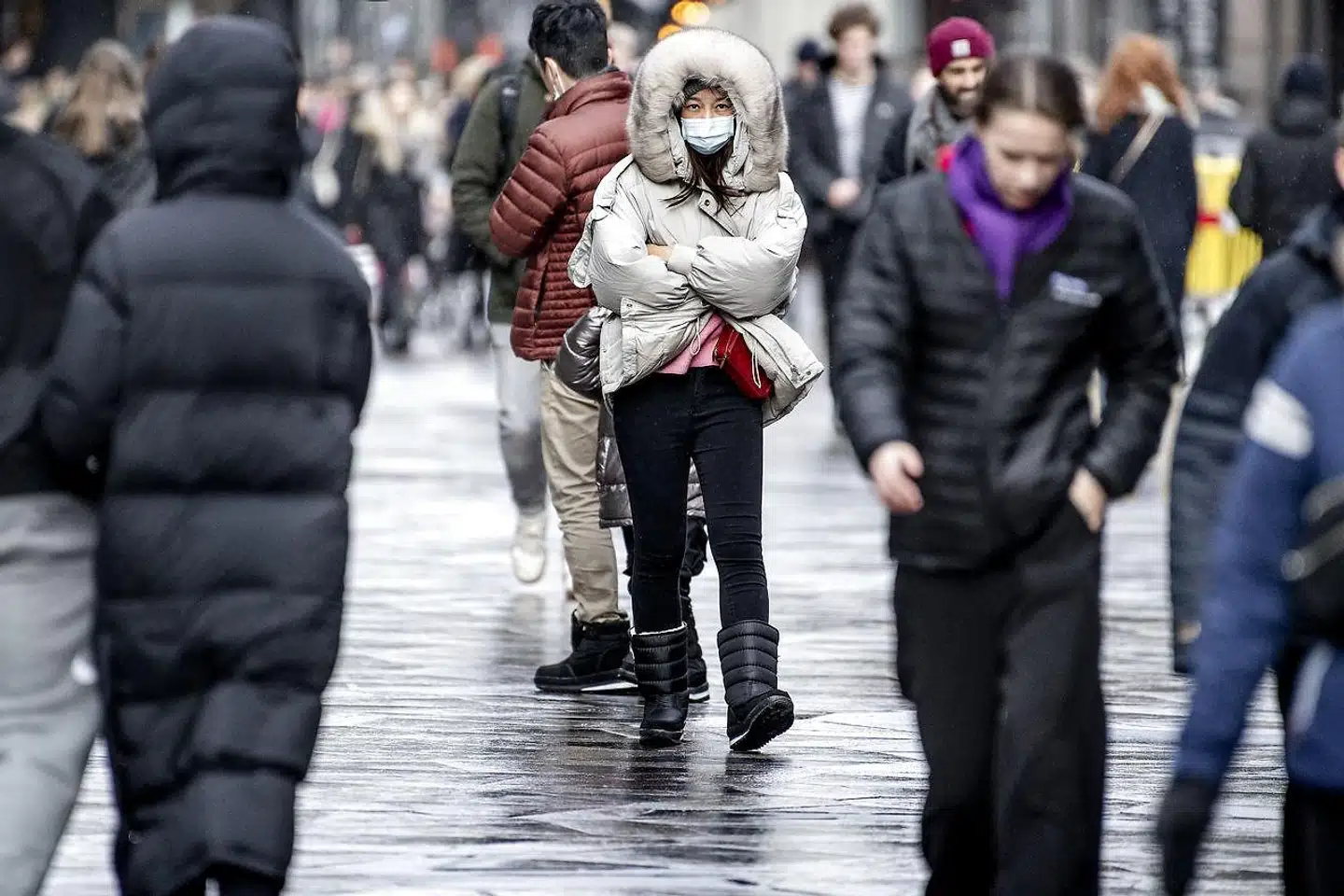 »Jeg er ikke i tvivl: Jeg bliver hjemme, og jeg inviterer først fødselsdagsgæster, når det her er ovre,« skriver Katrine Rosenbæk.