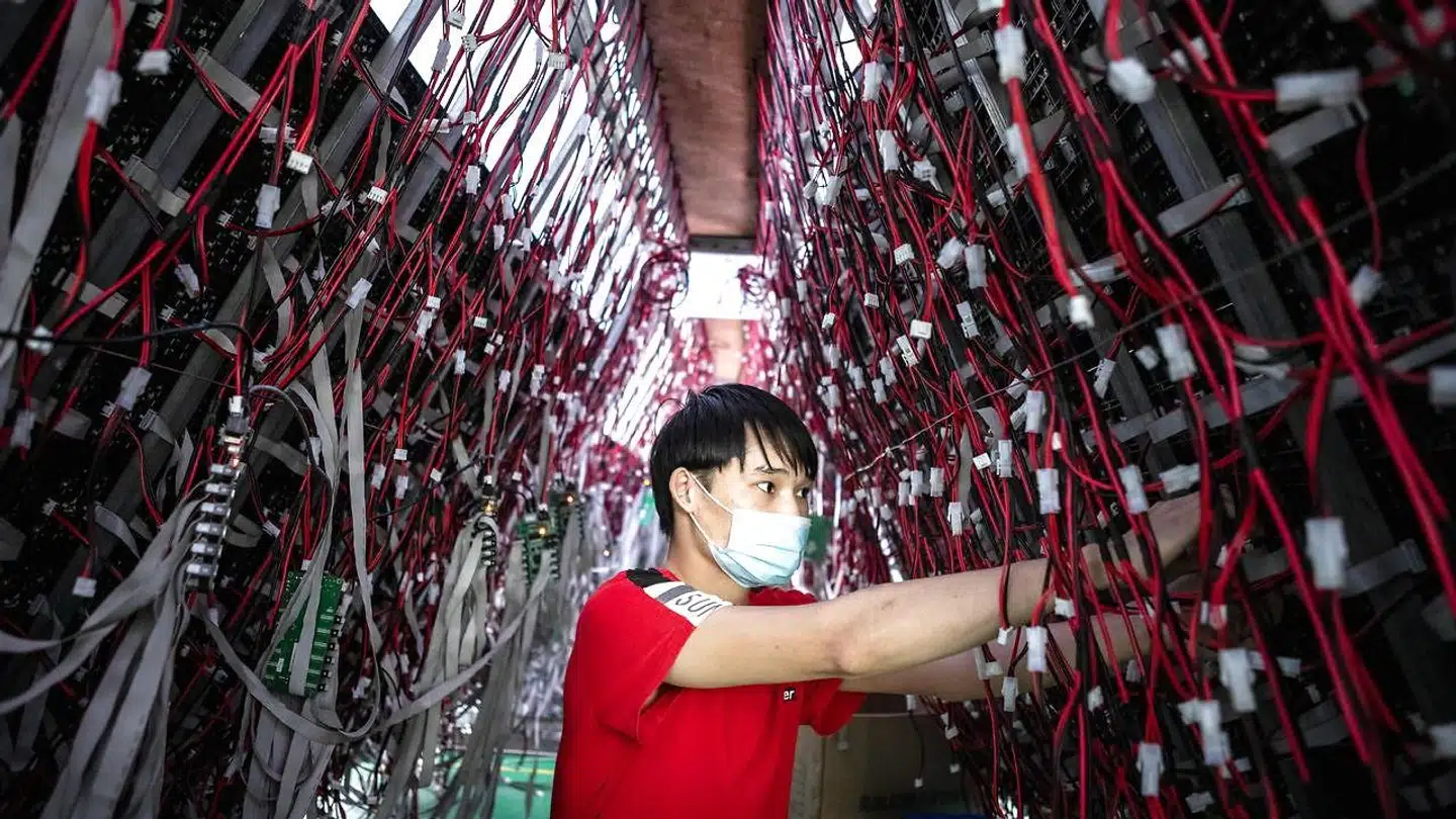 Kina er hårdt ramt af coronavirussen, viser det nationale statistikkontors tal for januar og februar, hvor produktionen er faldet voldsomt, og arbejdsløsheden er skudt i vejret.