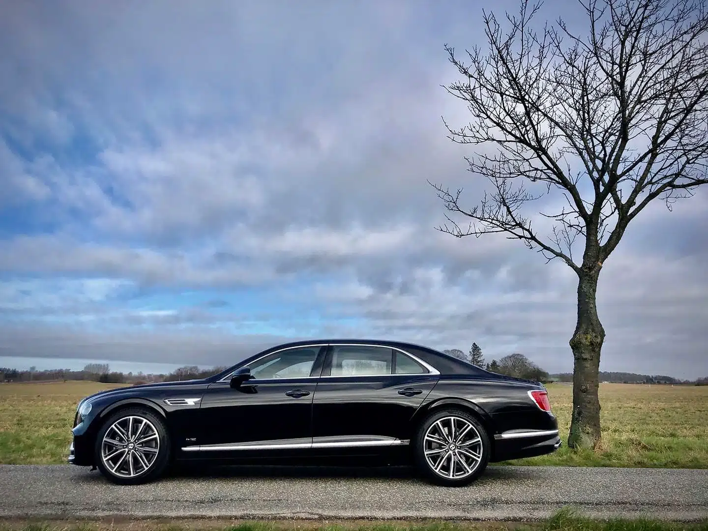 Hjulene er kommet længere ud mod hjørnerne, og designet er blevet skarpere – det gør den nye Flying Spur langt mere visuelt vellykket end forgængeren.